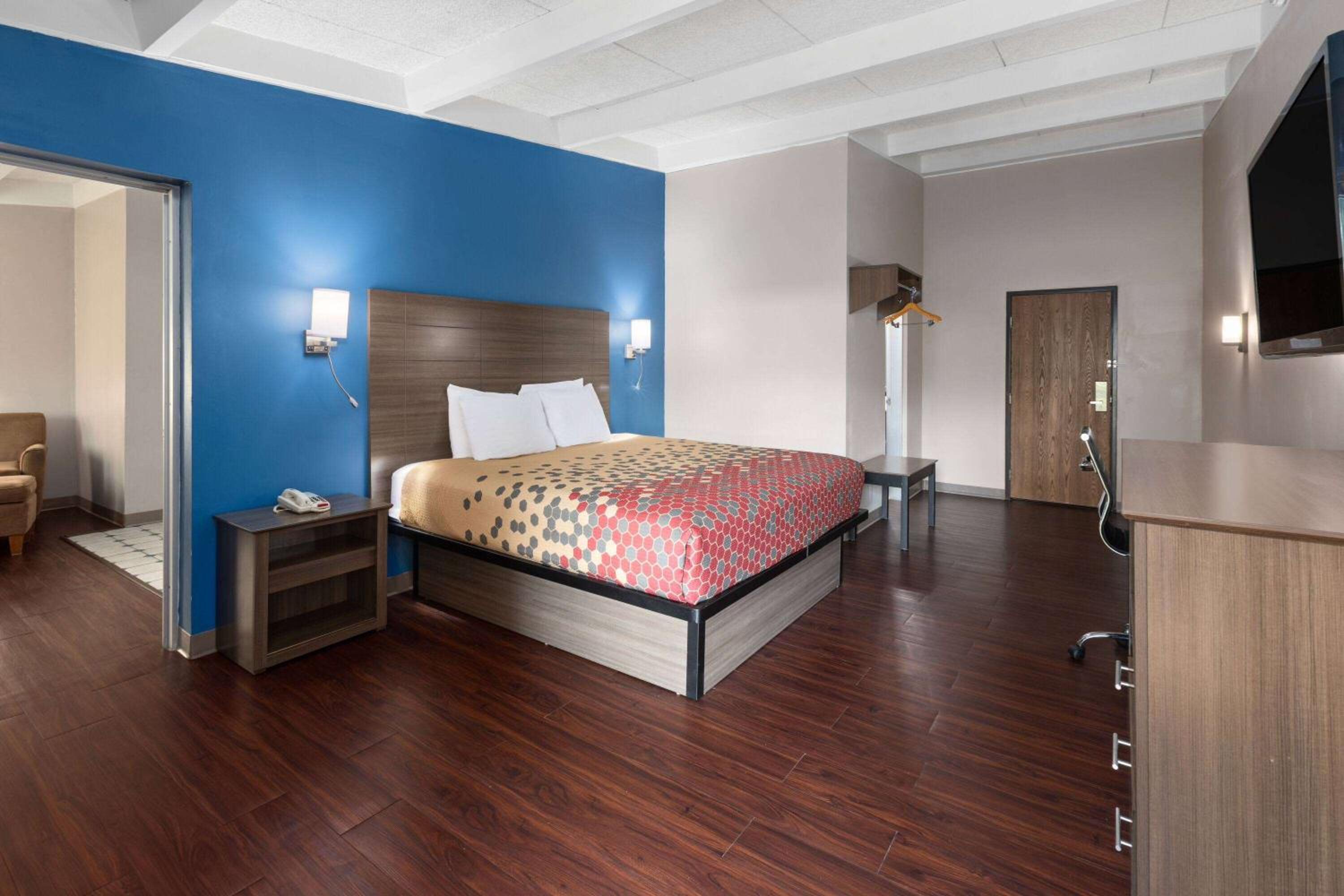 One-Bedroom Junior King Suite - Non-Smoking - Photo 1