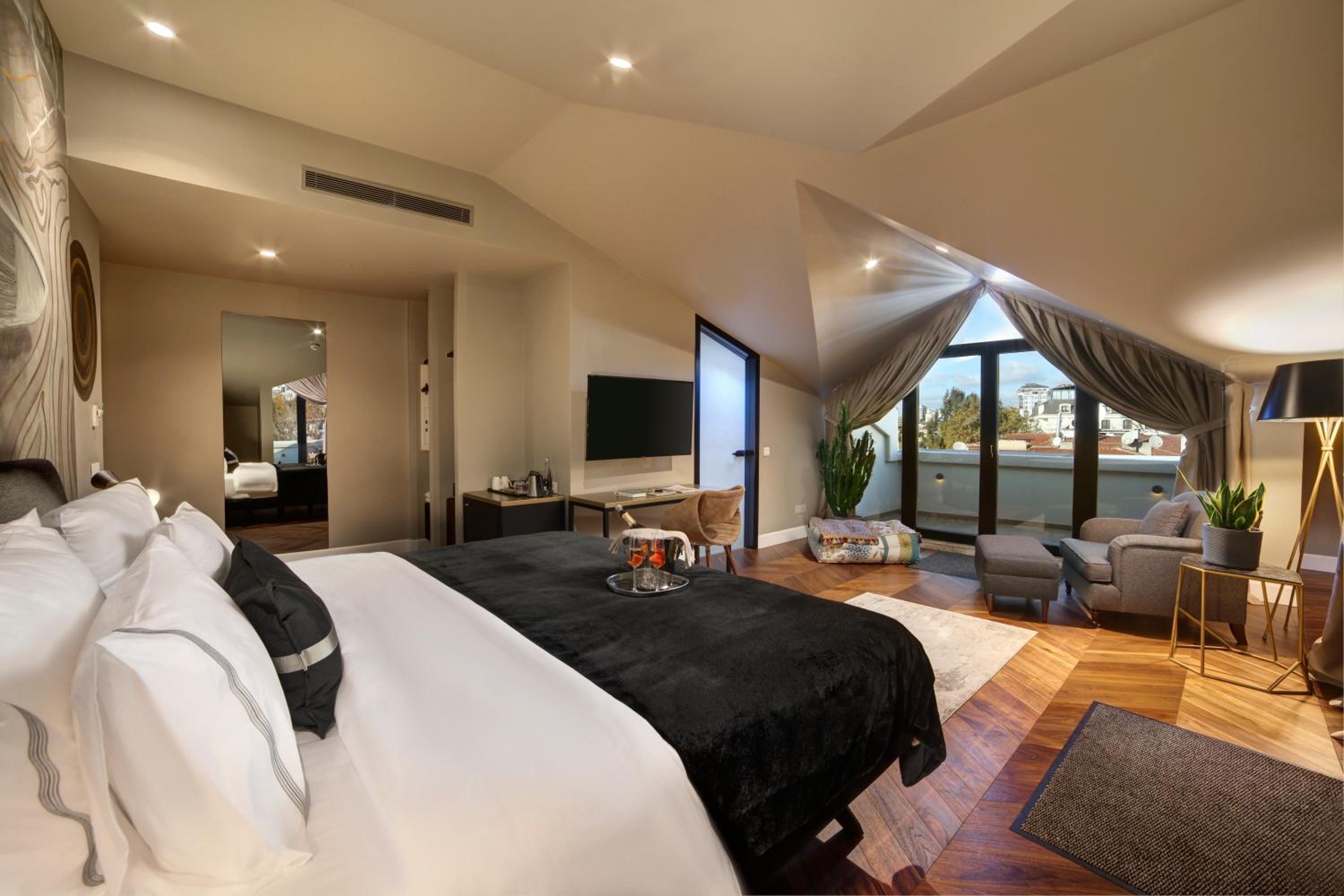Deluxe Double Room with Side Sea View photo 3