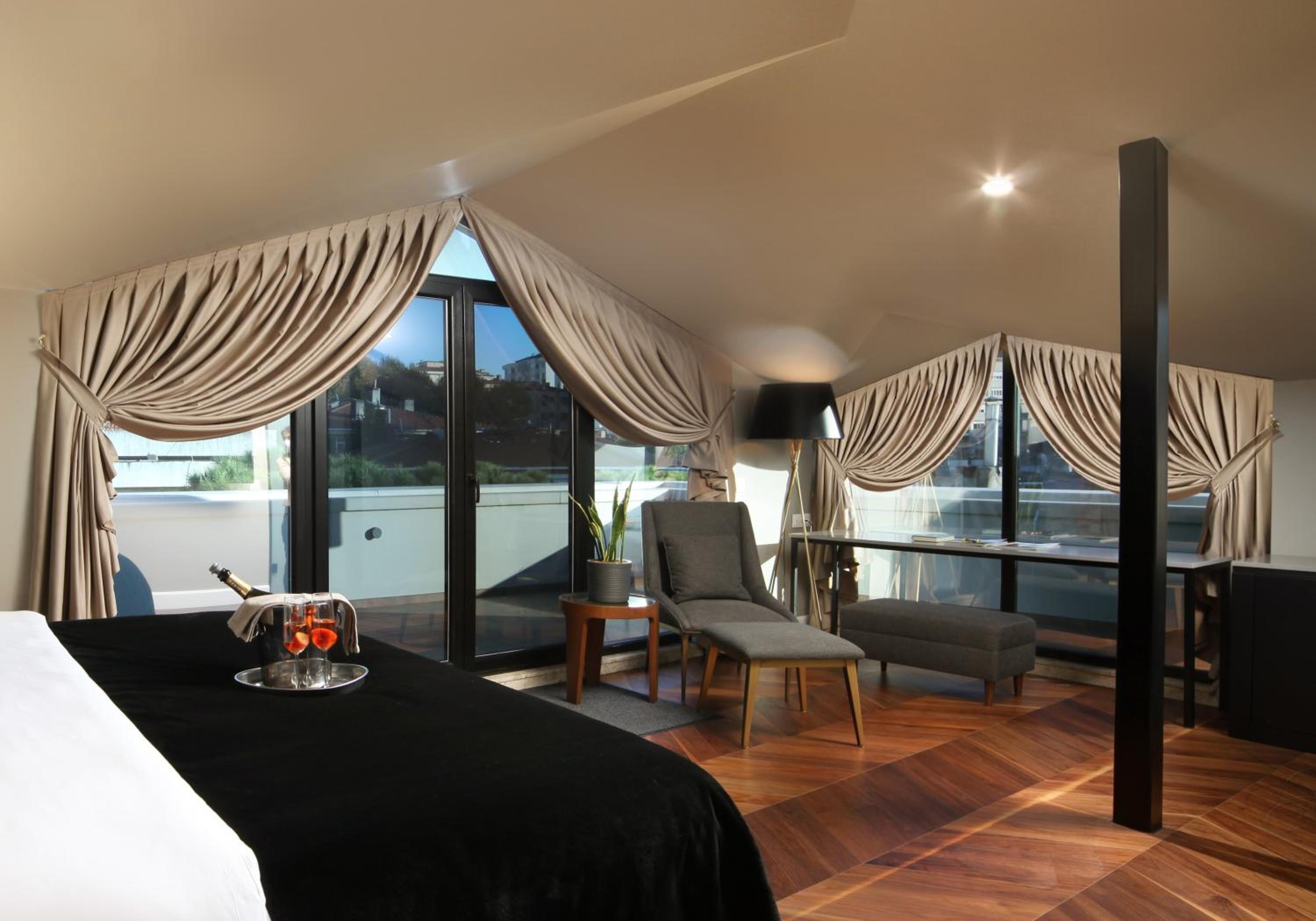 Deluxe Double Room with Balcony photo 3