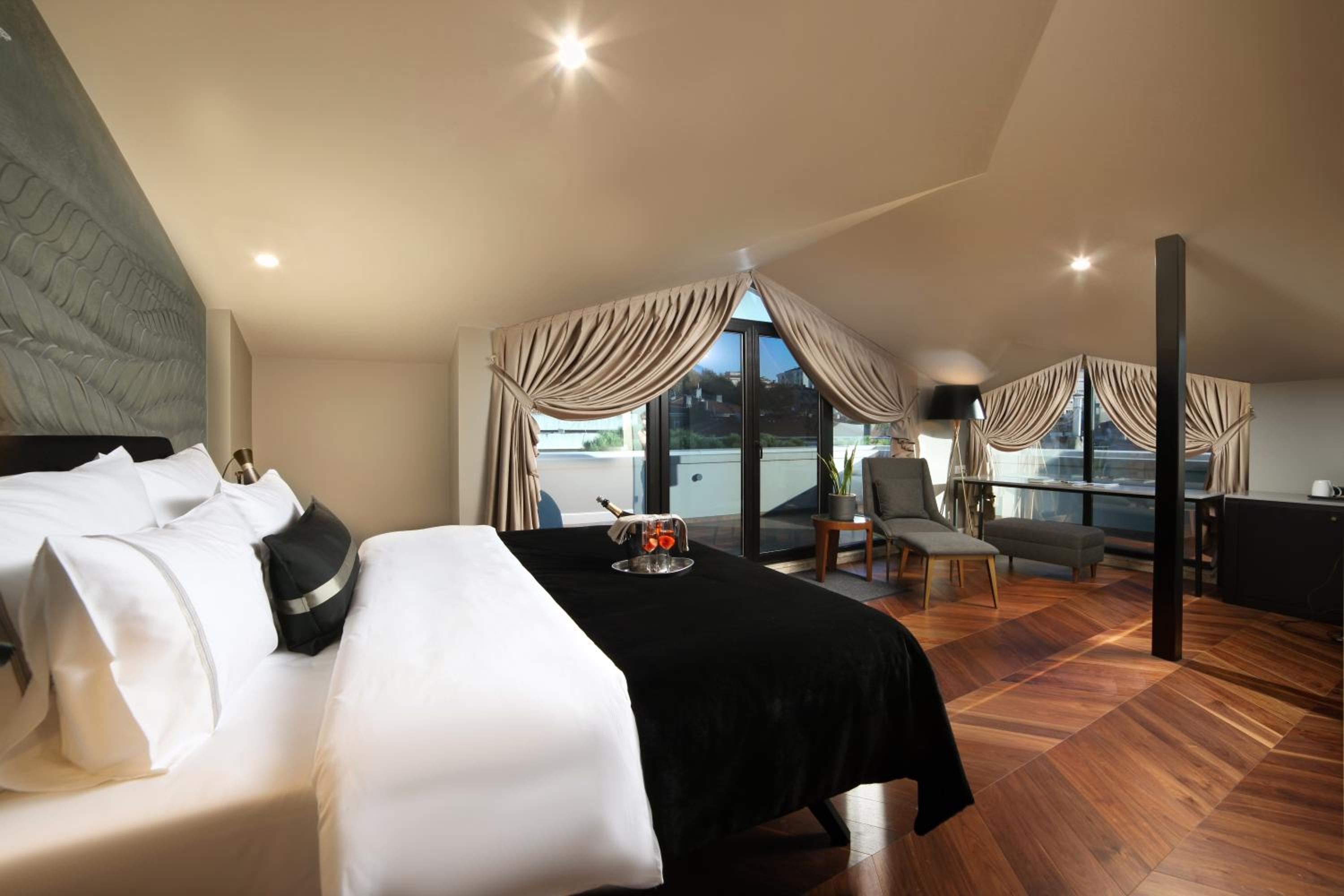 Deluxe Double Room with Balcony photo 2