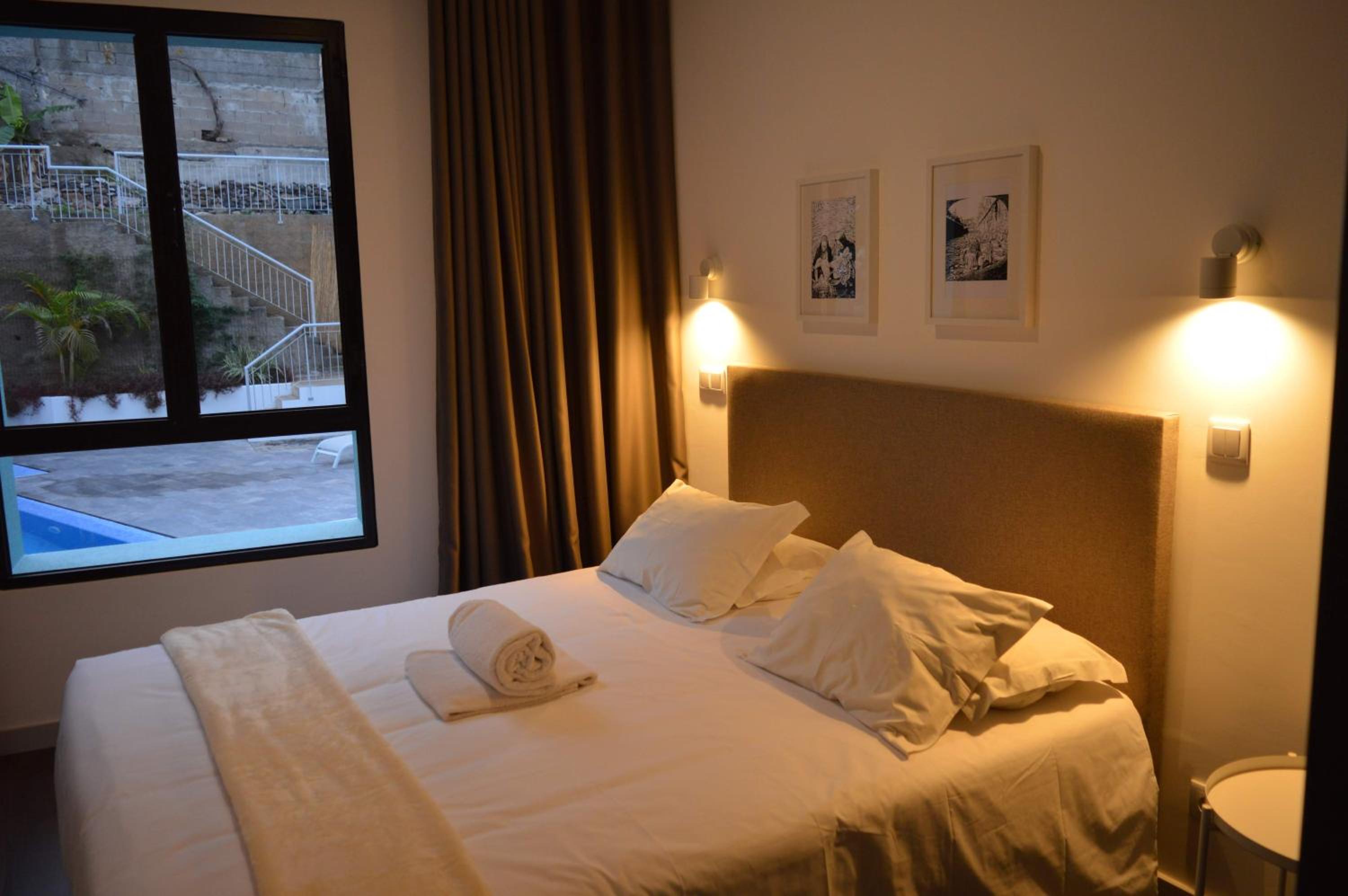 King Suite with Balcony - Photo 4