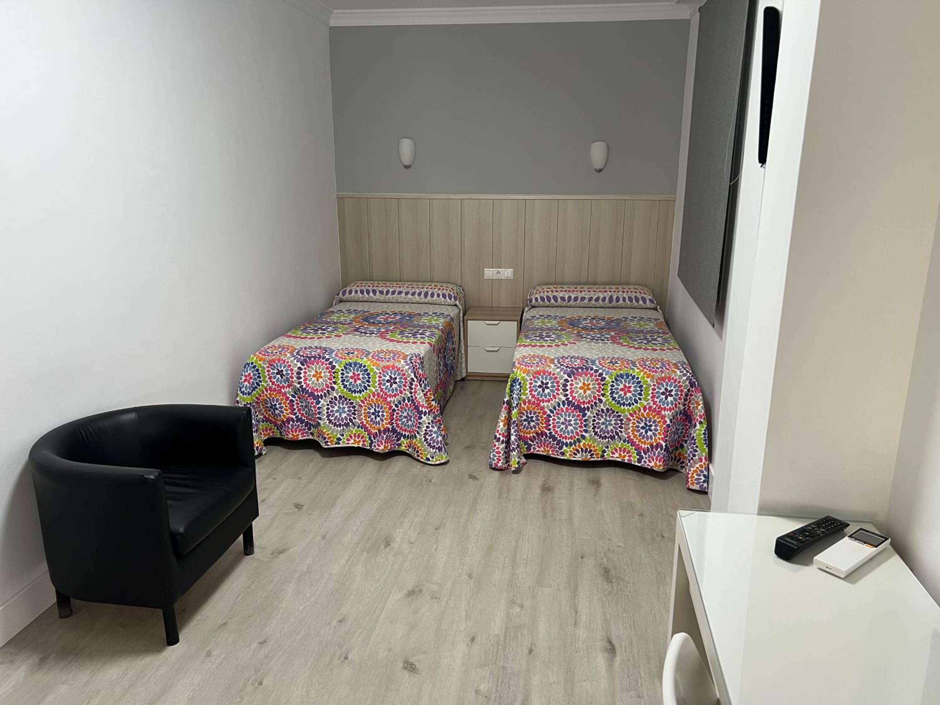 Twin Room - Photo 1