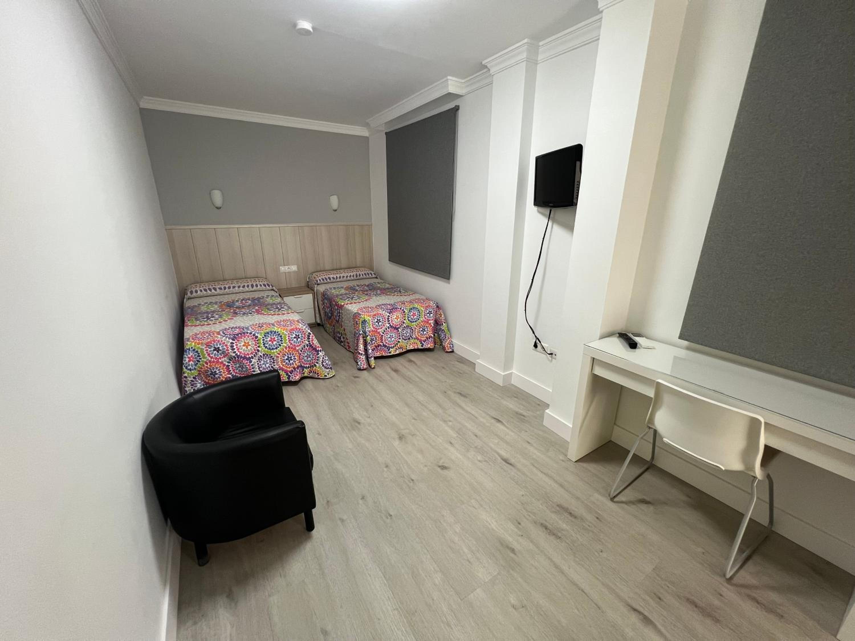 Twin Room - Photo 9