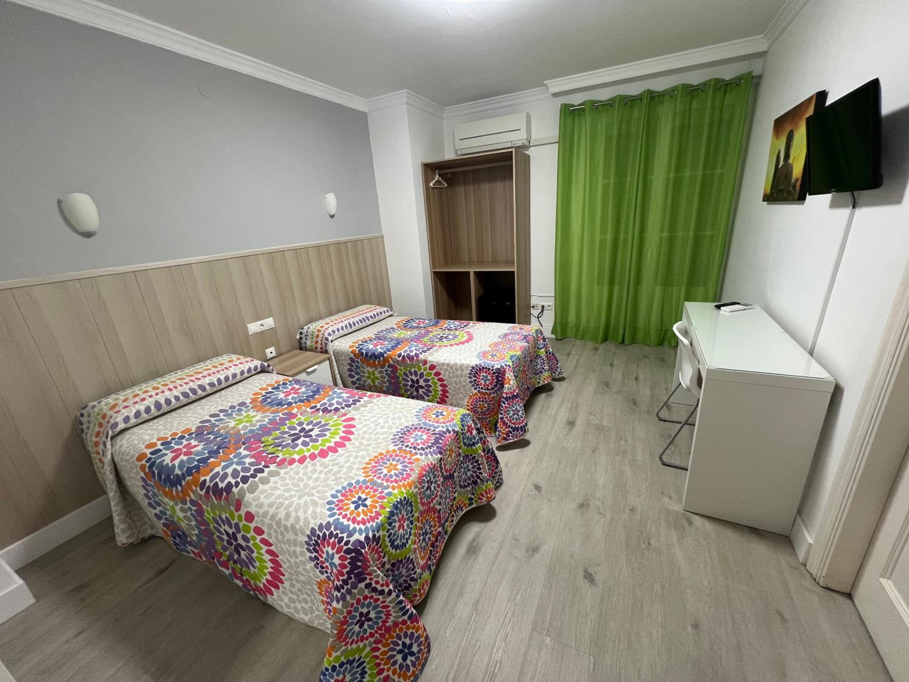 Twin Room - Photo 10