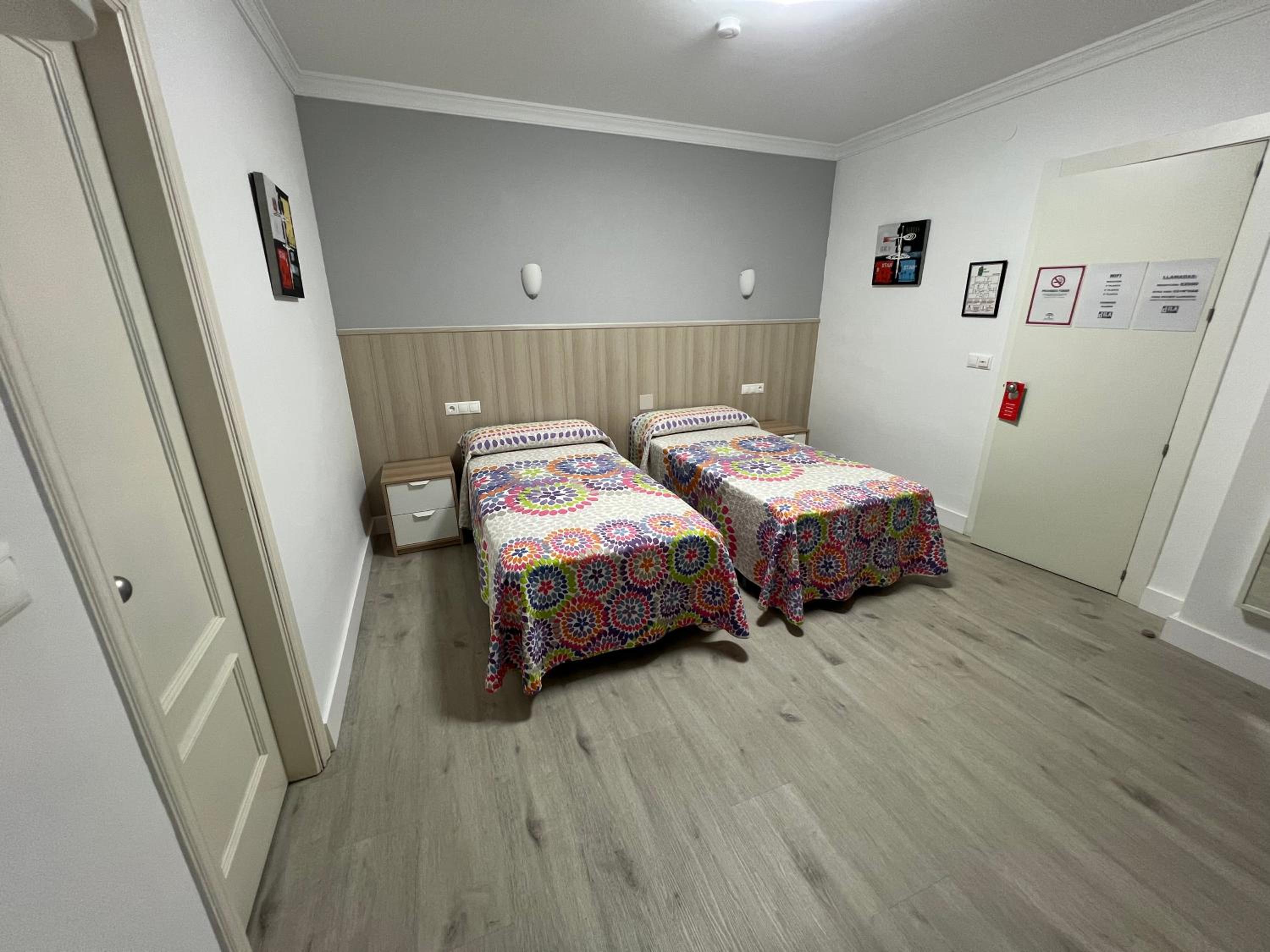 Twin Room - Photo 7