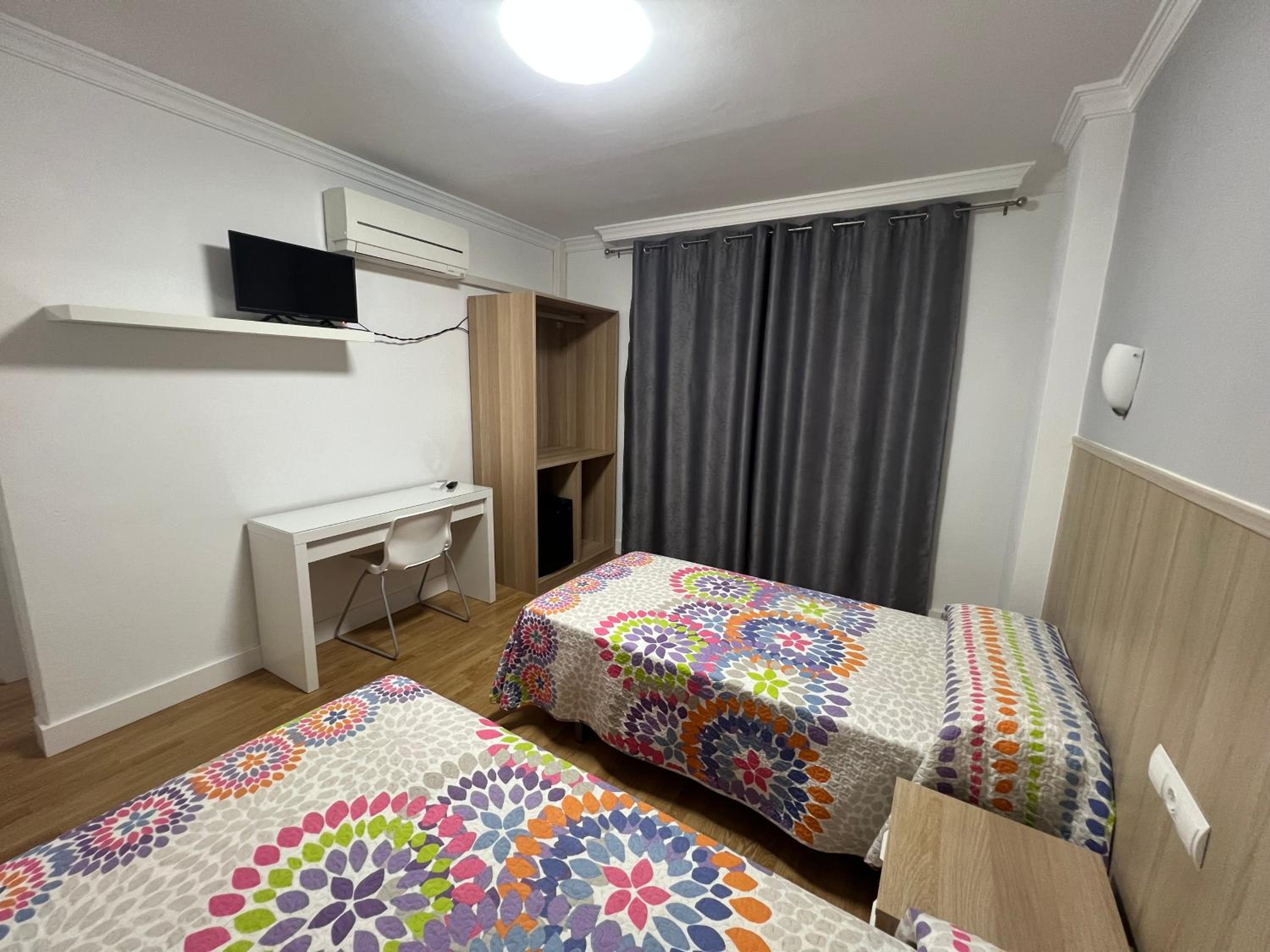 Twin Room - Photo 8