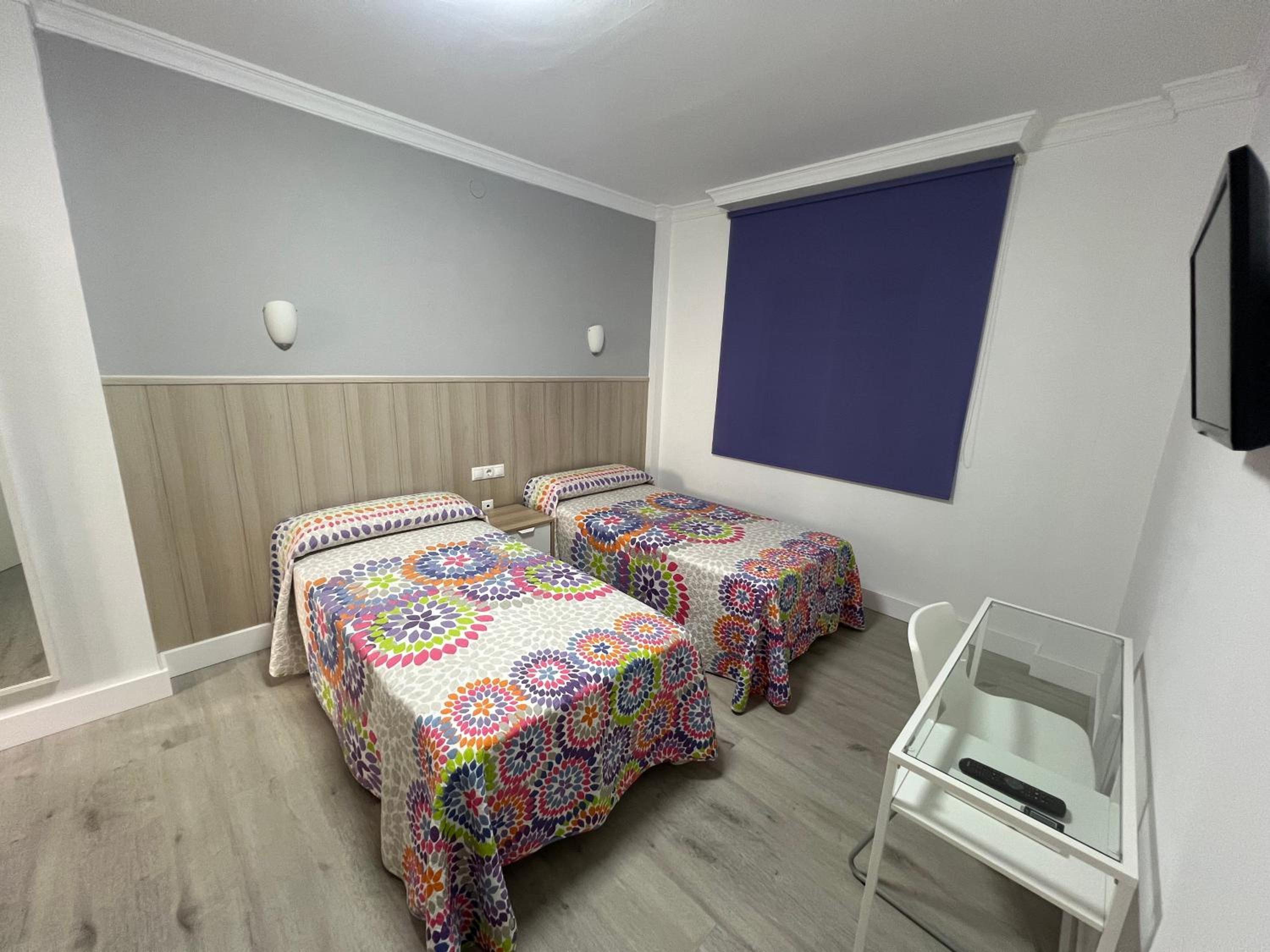 Twin Room - Photo 3