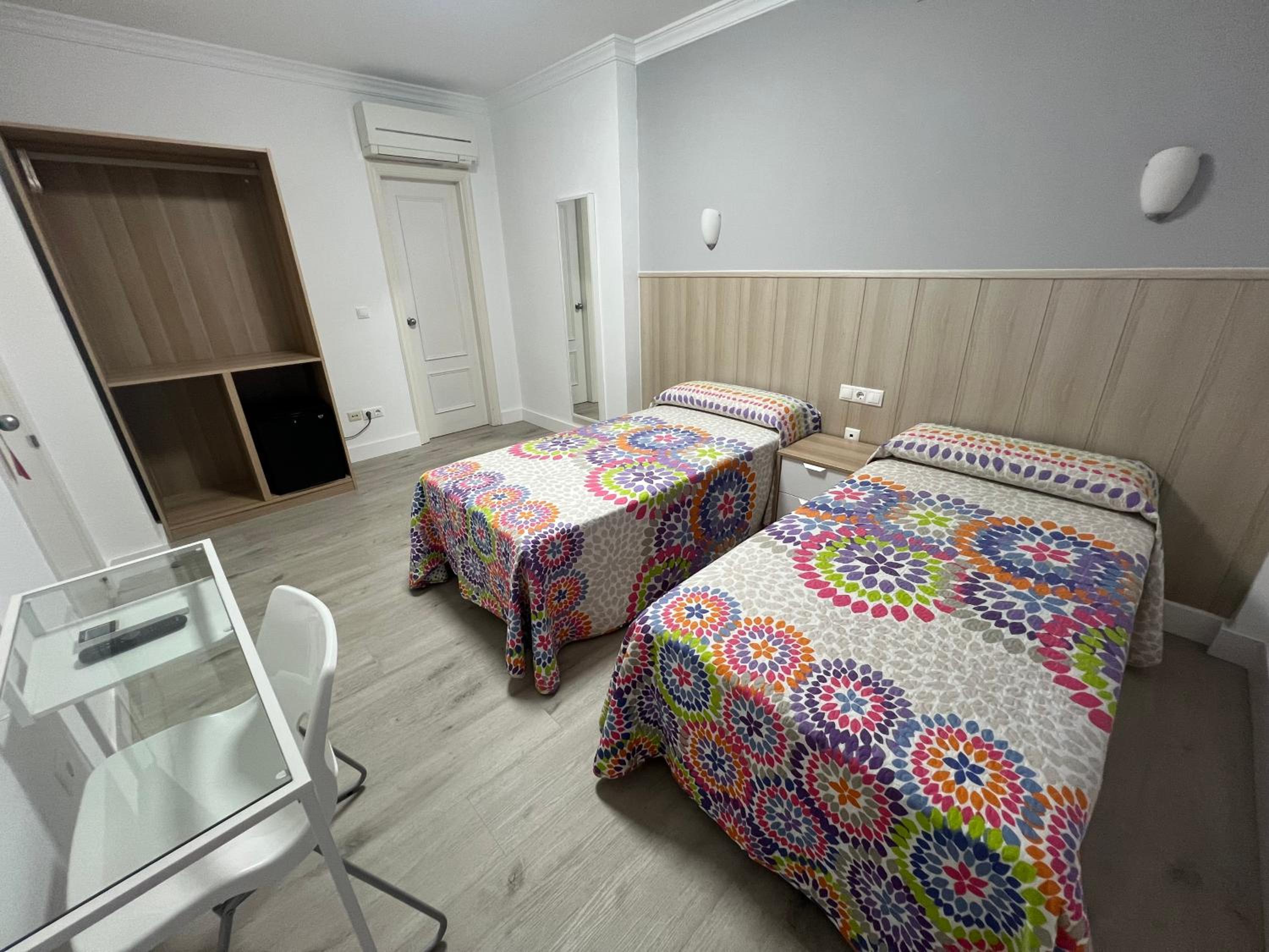 Twin Room - Photo 5