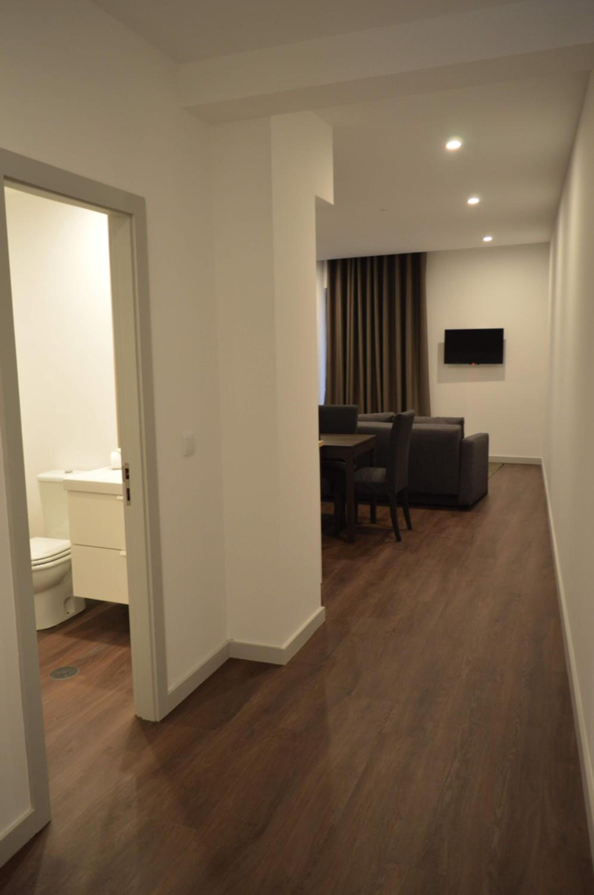 King Suite with Balcony - Photo 10