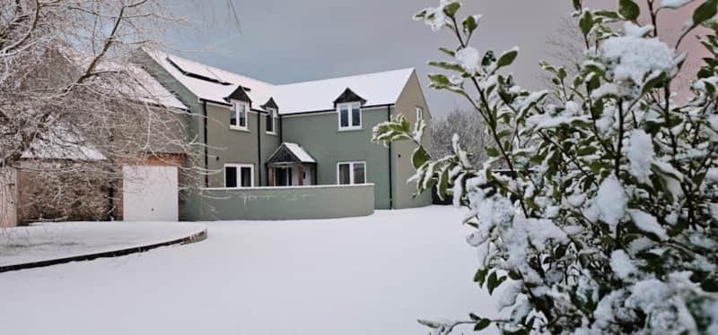 Five-Bedroom House photo 3