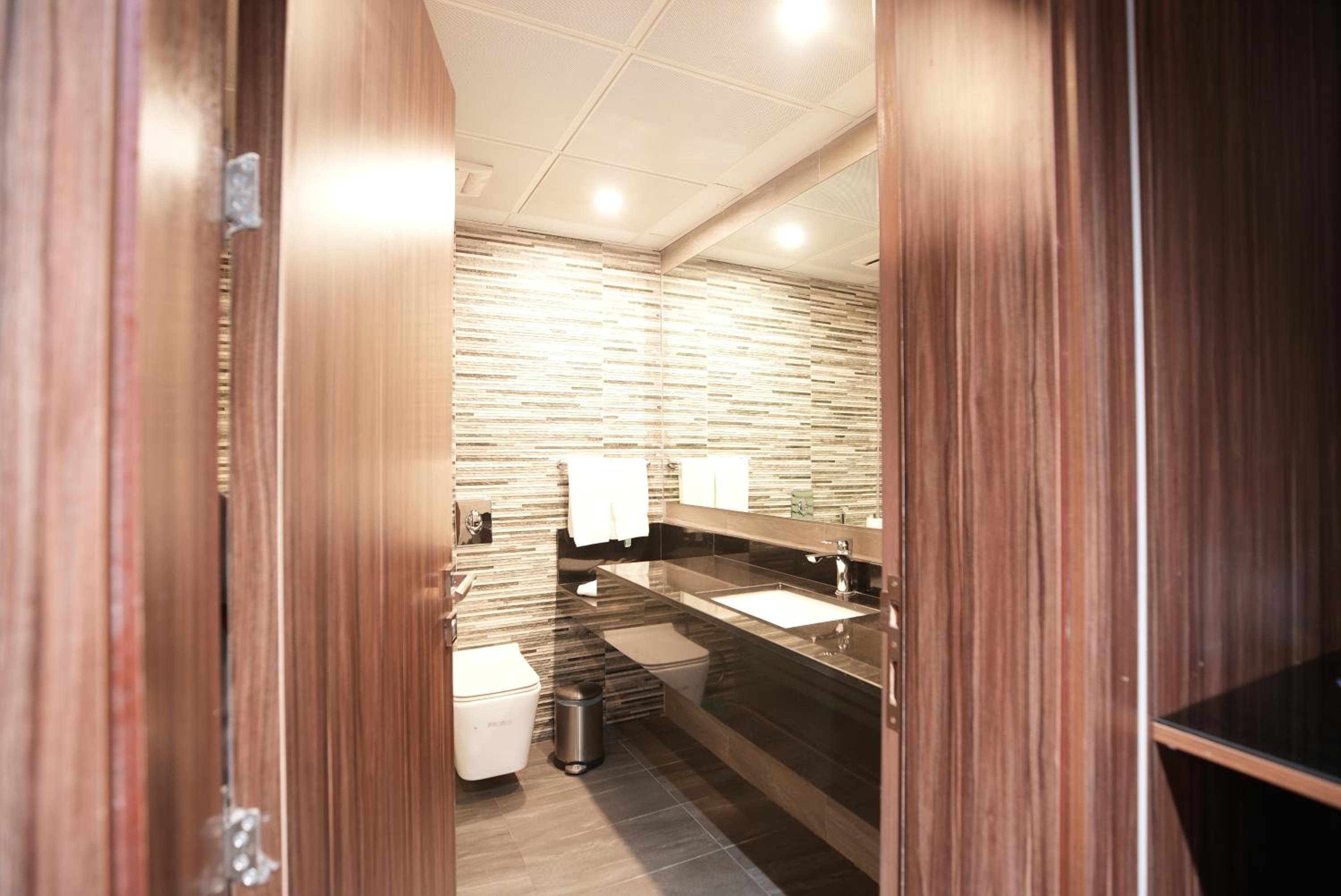 Standard King Room - Photo 5