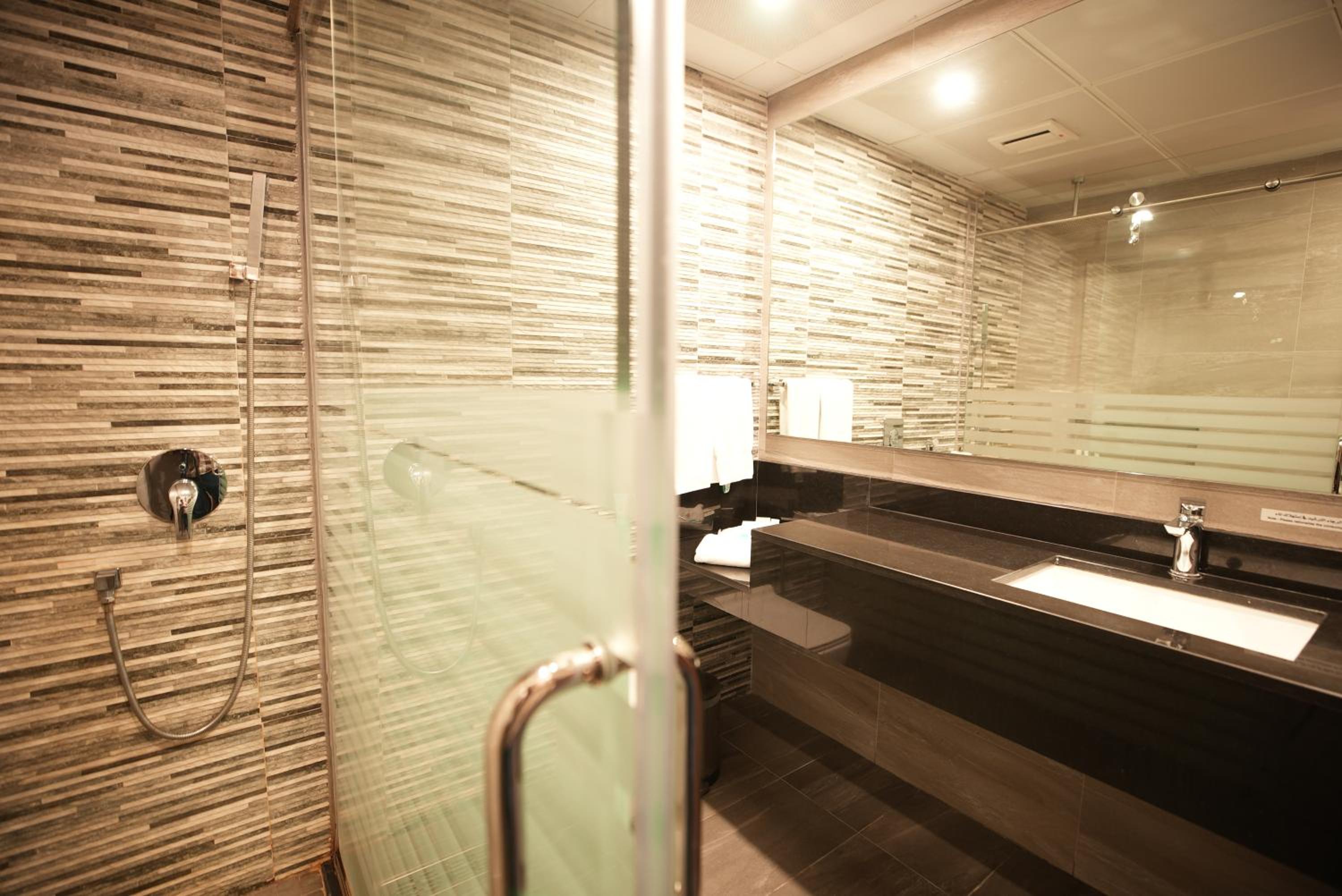 Standard King Room - Photo 6