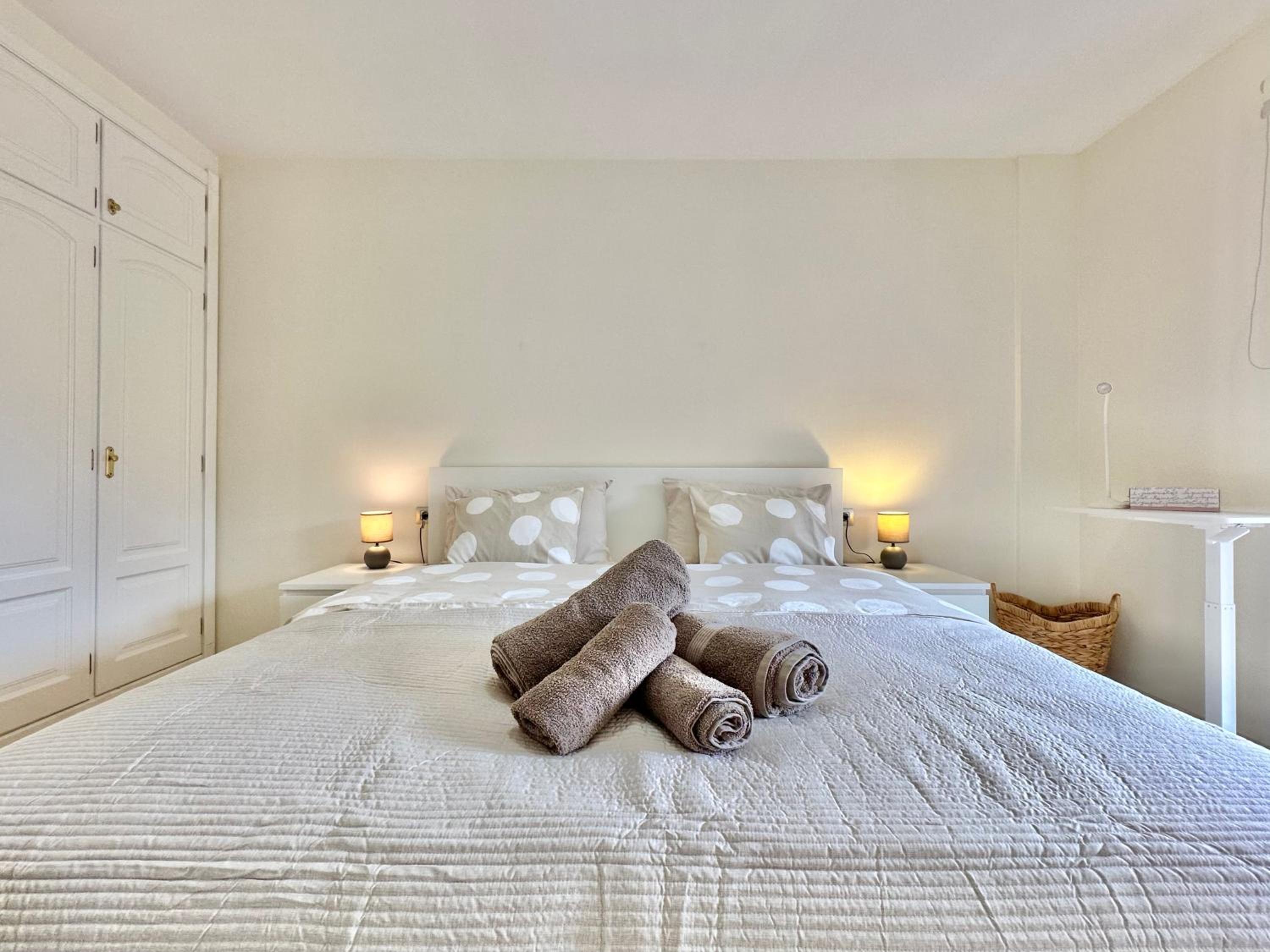 Apartamento de Dos Dormitorios con Vista a la Piscina