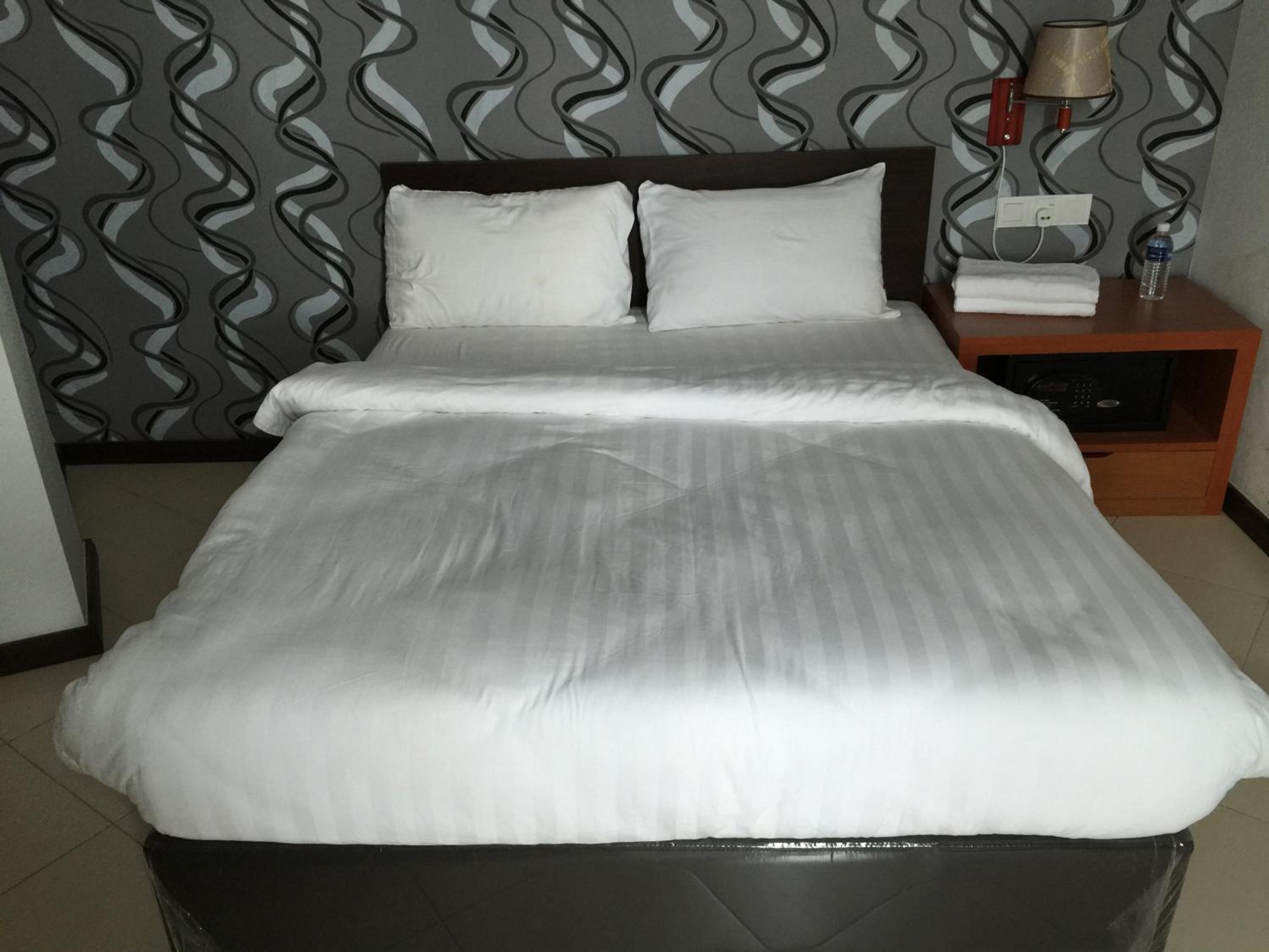 Deluxe Queen Suite