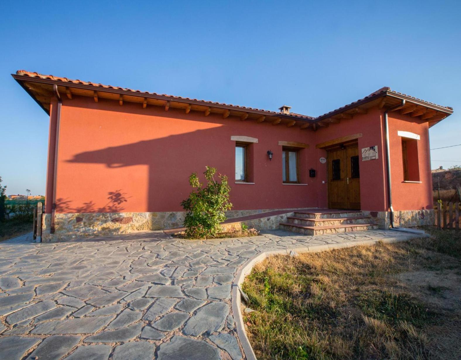 Six-Bedroom House photo 3