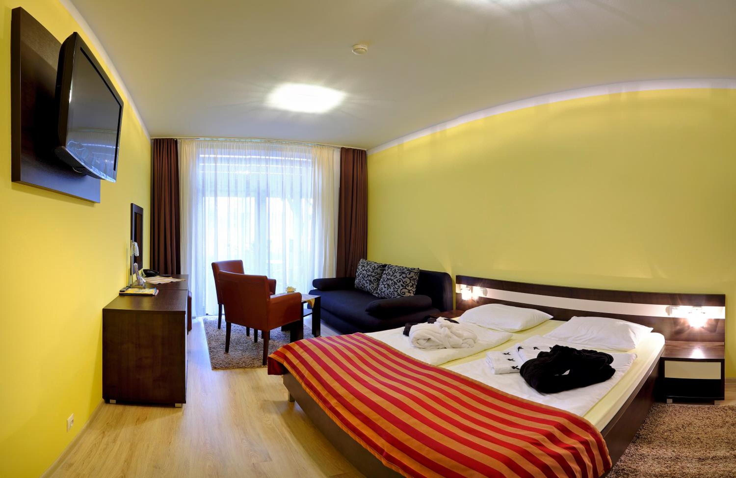 Studio Apartment 141 - Photo 1