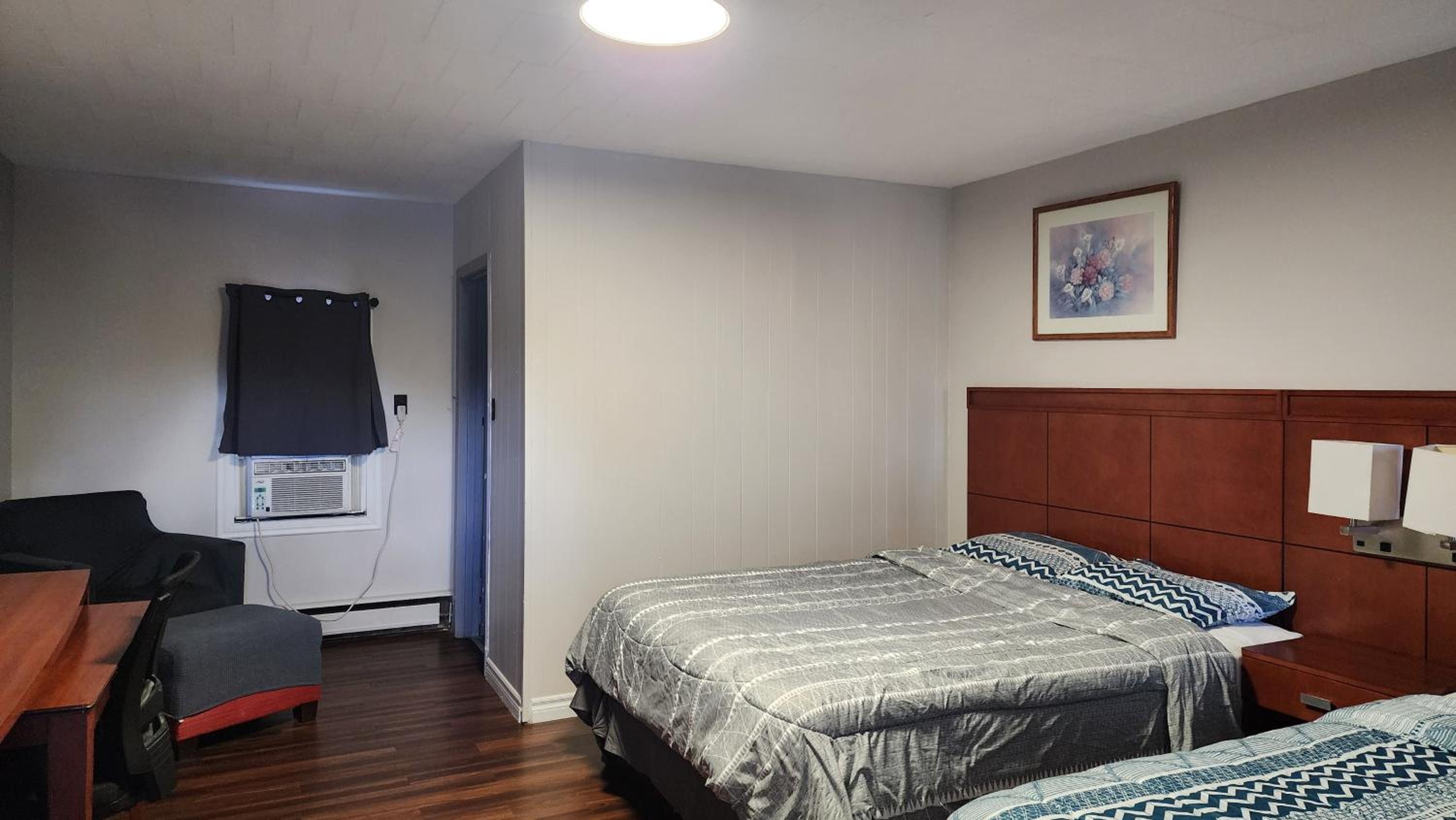Queen Room photo 2
