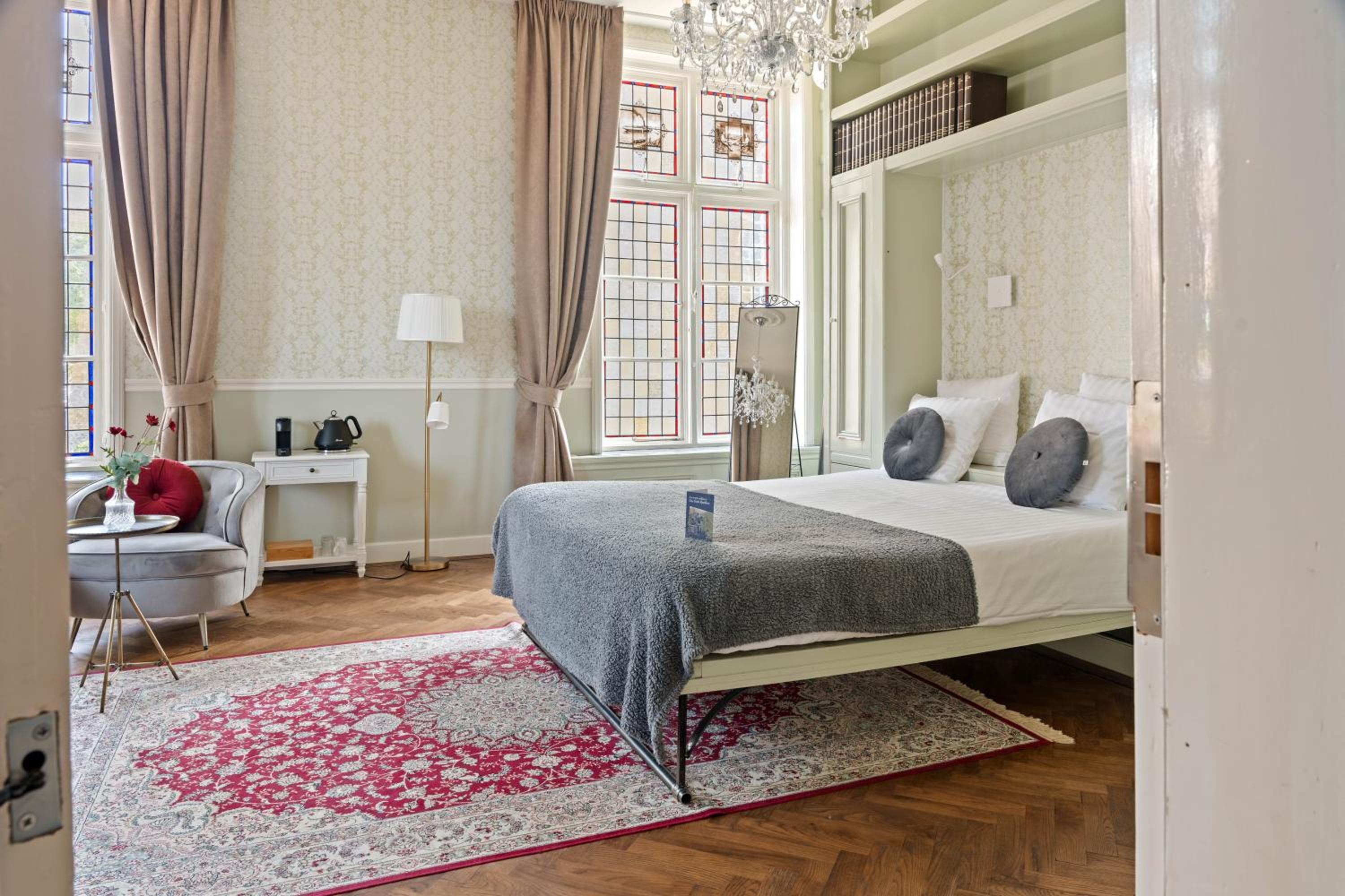 Deluxe King Suite photo 3