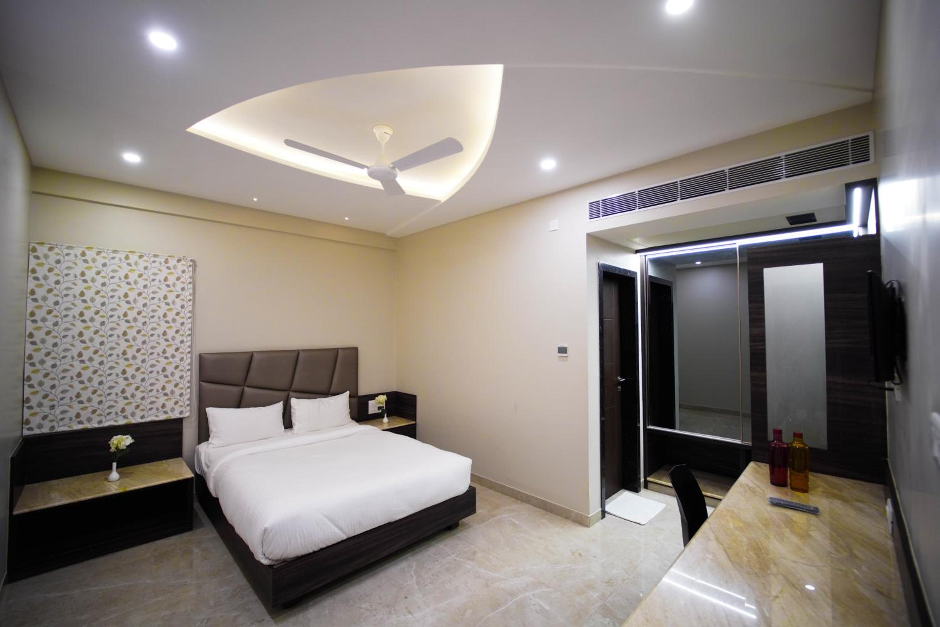 Deluxe King Room - Photo 7