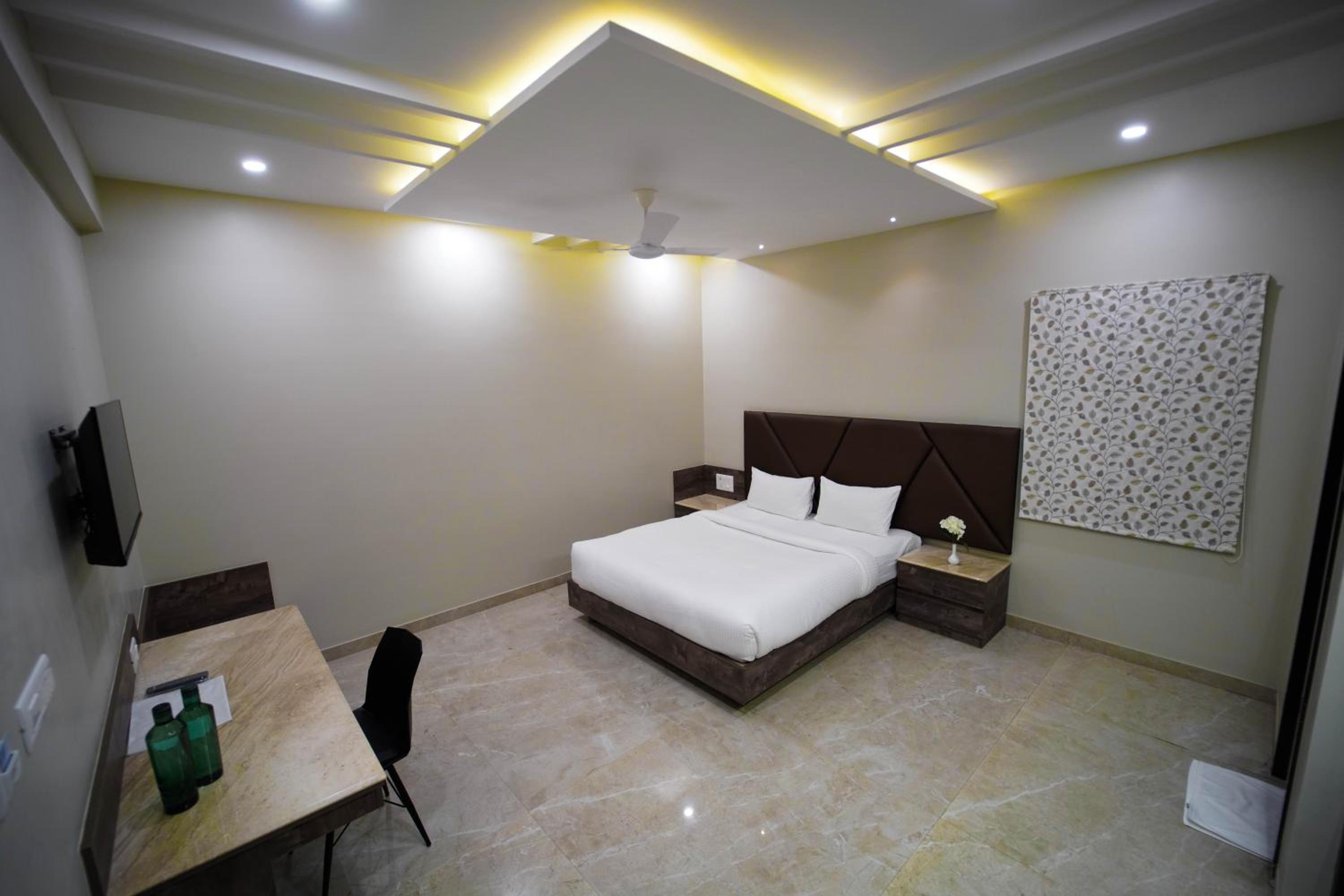 Deluxe King Room - Photo 6