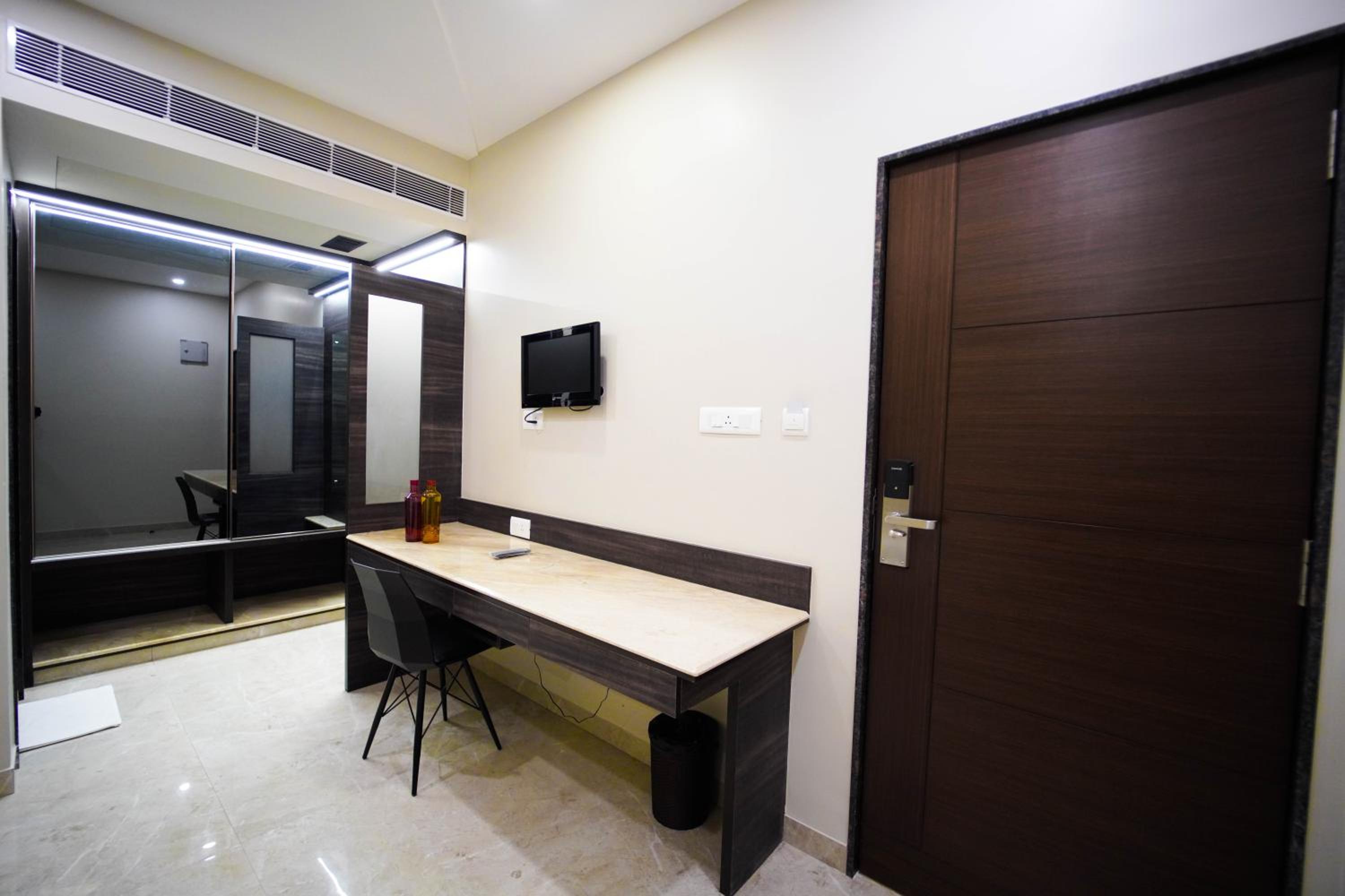 Deluxe King Room - Photo 5