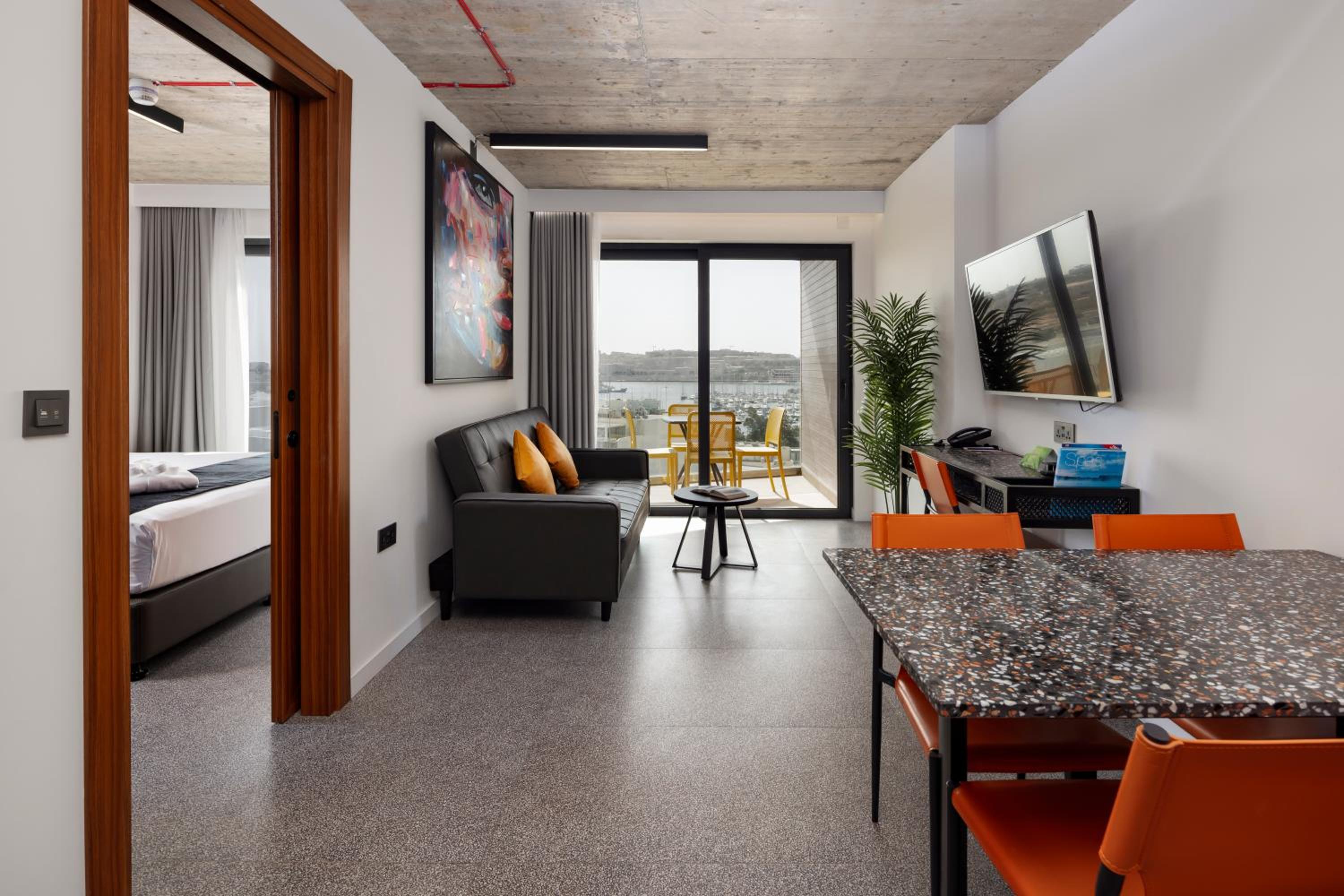 Family Suite with Harbor View - Photo 3