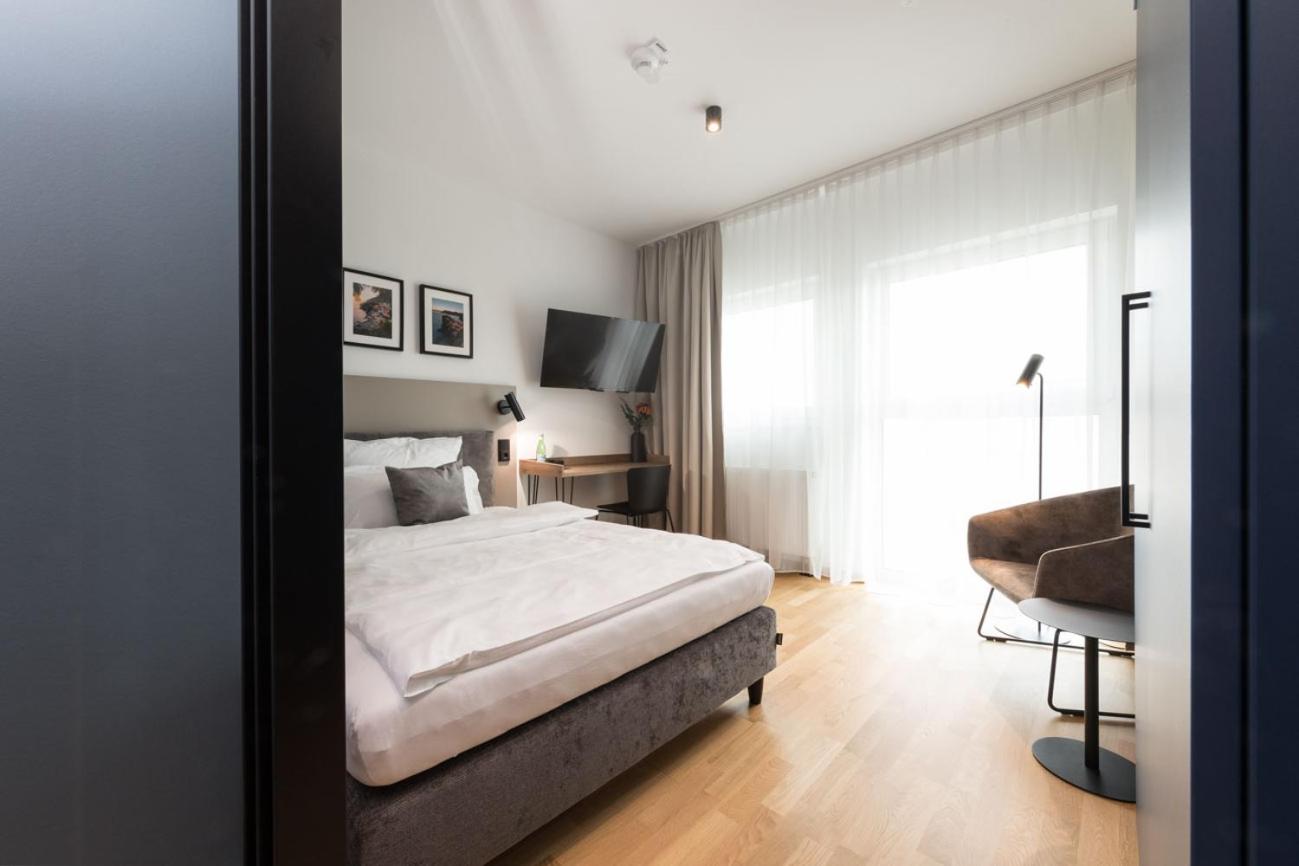Apartment L - Queen bed and separate bedroom