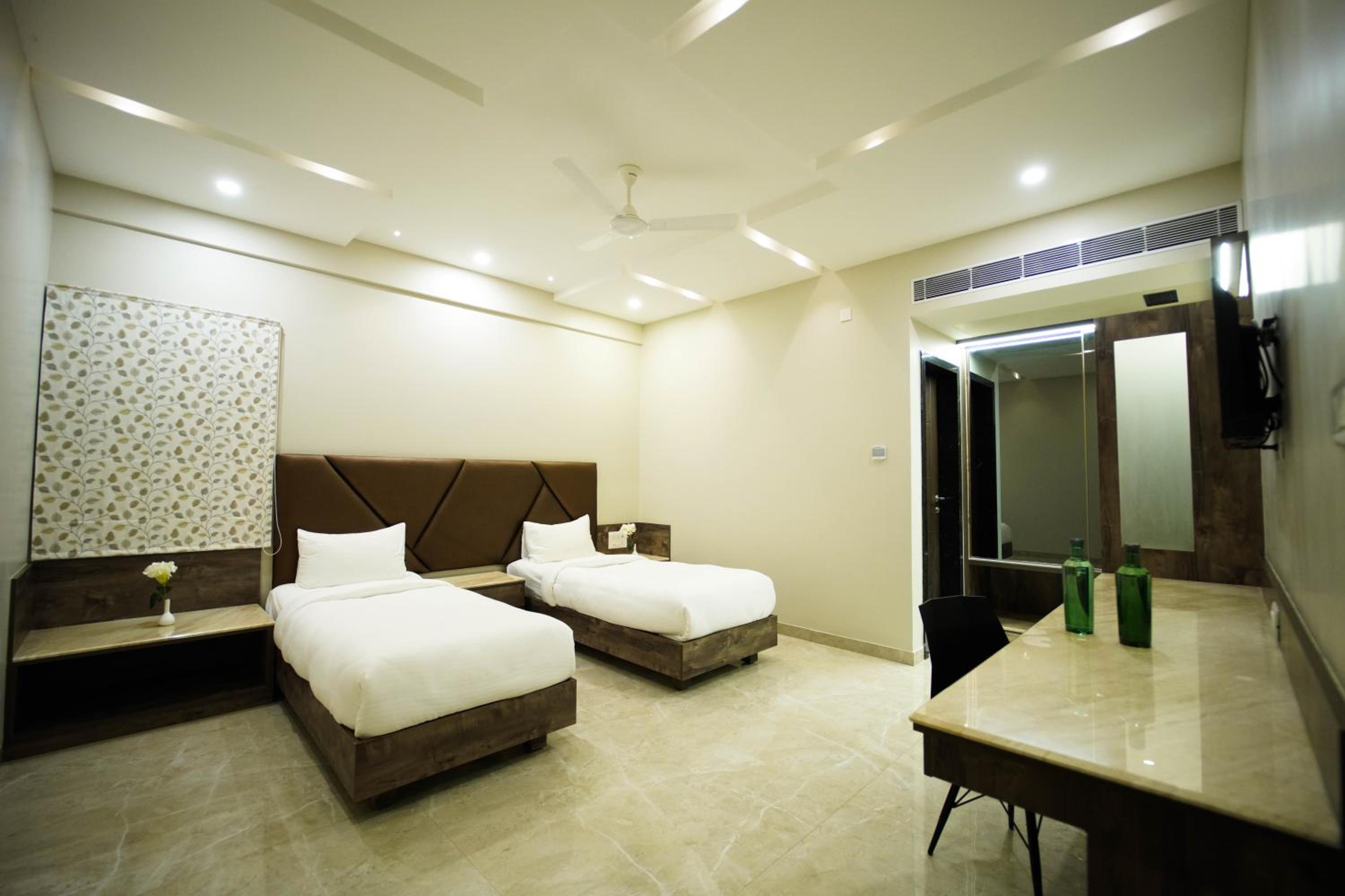 Deluxe Twin Room - Photo 13