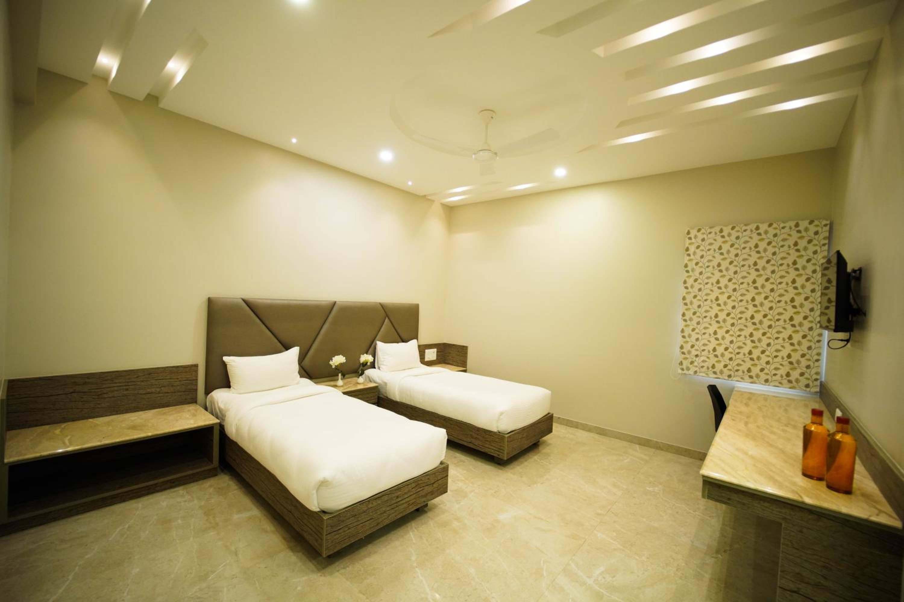 Deluxe Twin Room - Photo 12