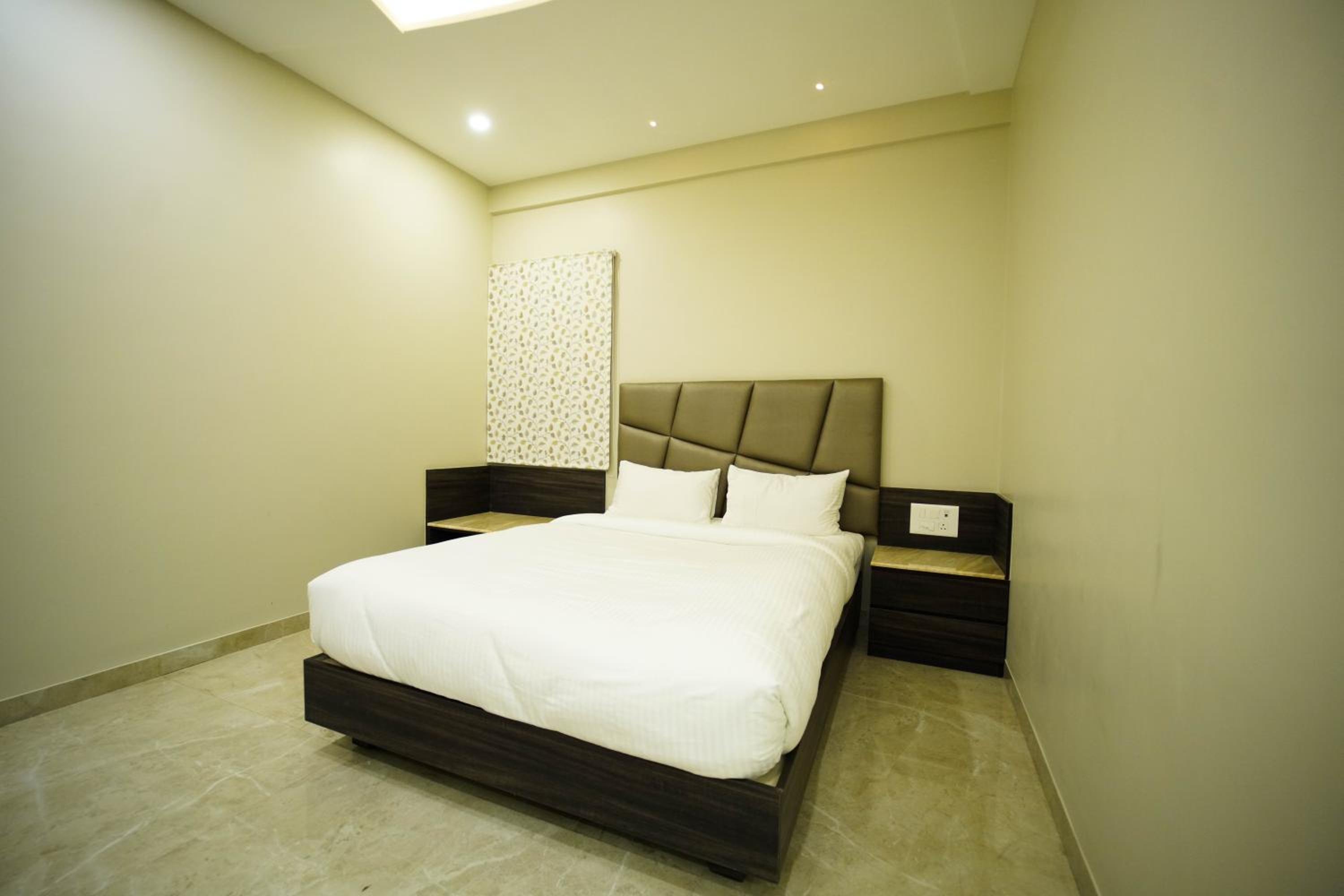 Deluxe King Room - Photo 8