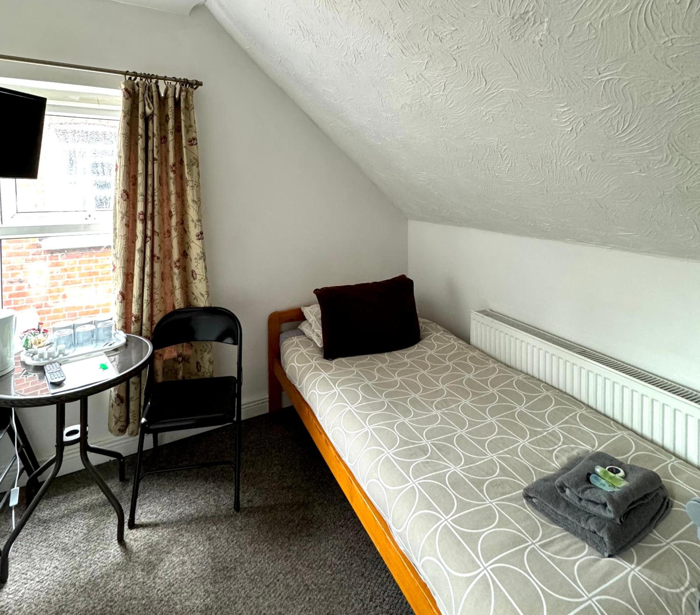 Economy Triple Room photo 2
