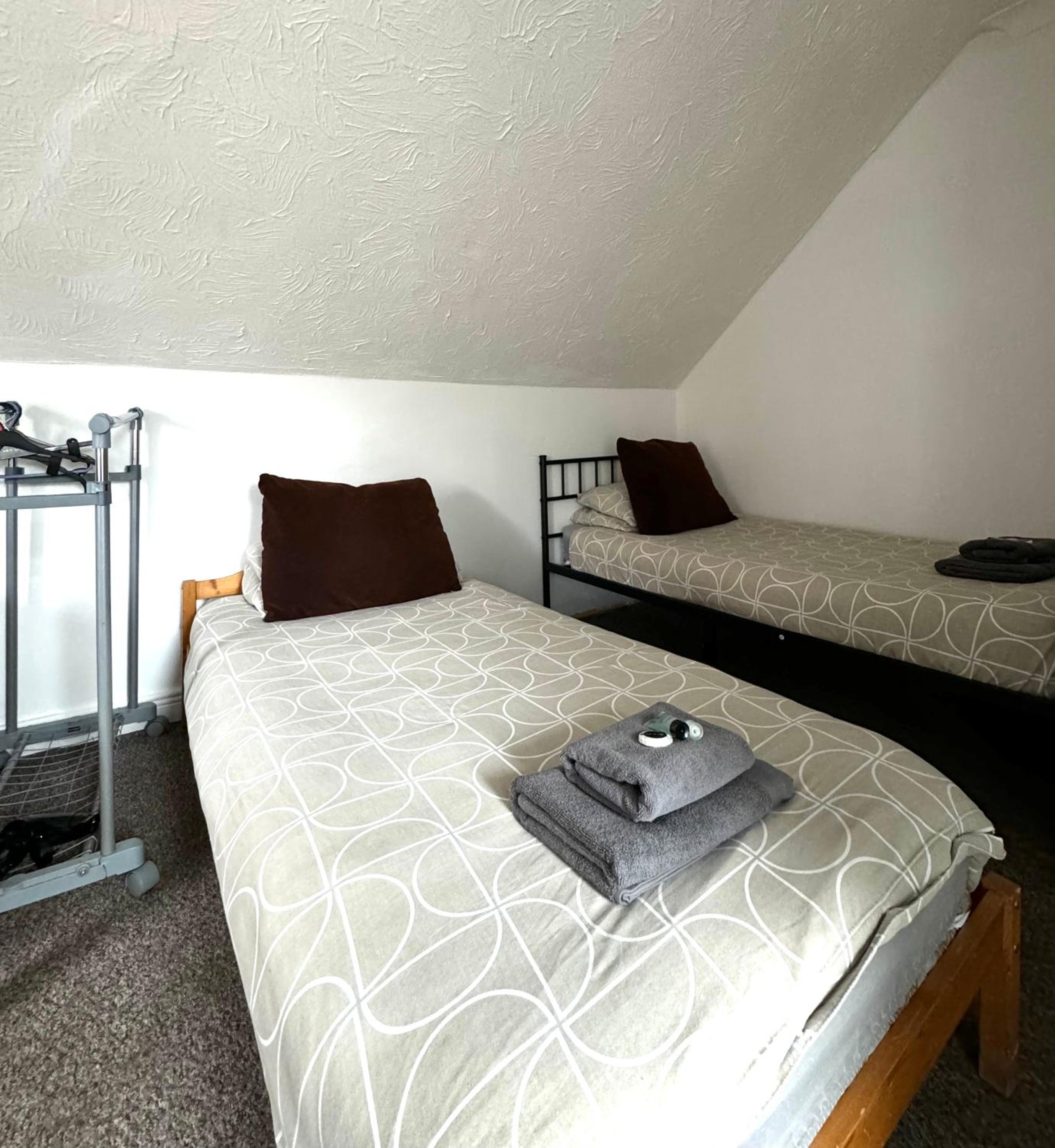 Economy Triple Room photo 3