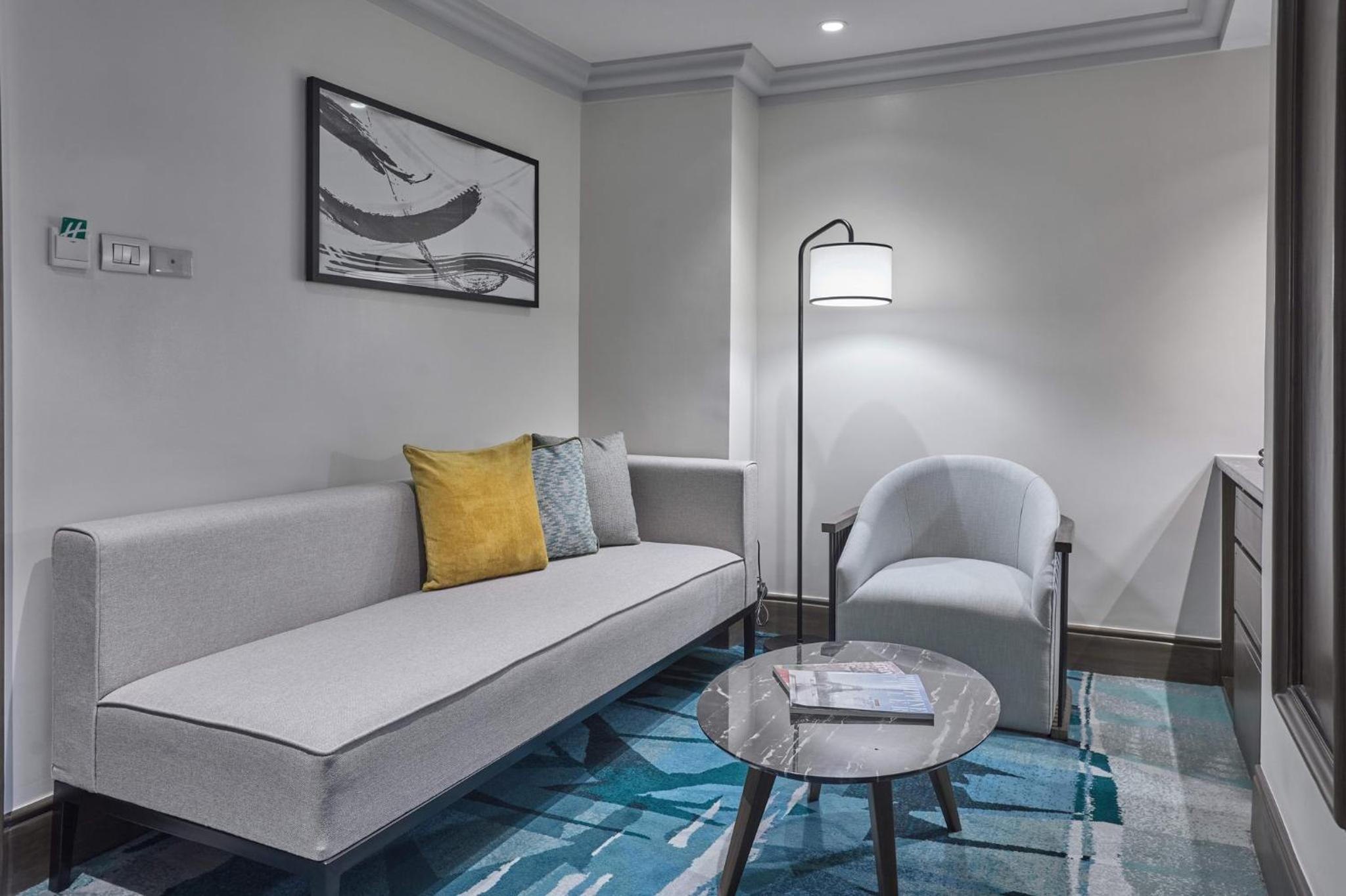 One-Bedroom Suite - Photo 4