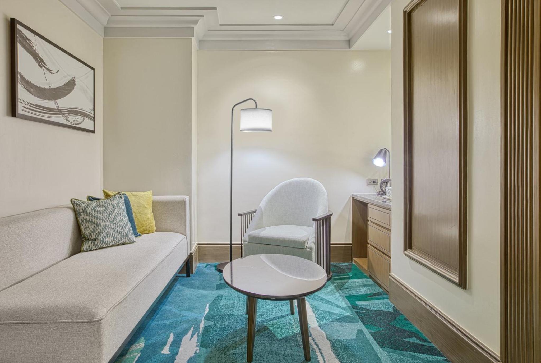 Premium King Room - Photo 4