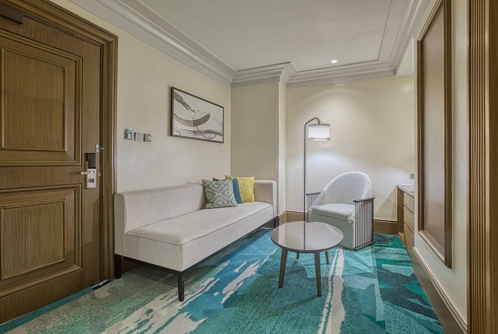 Premium King Room - Photo 10