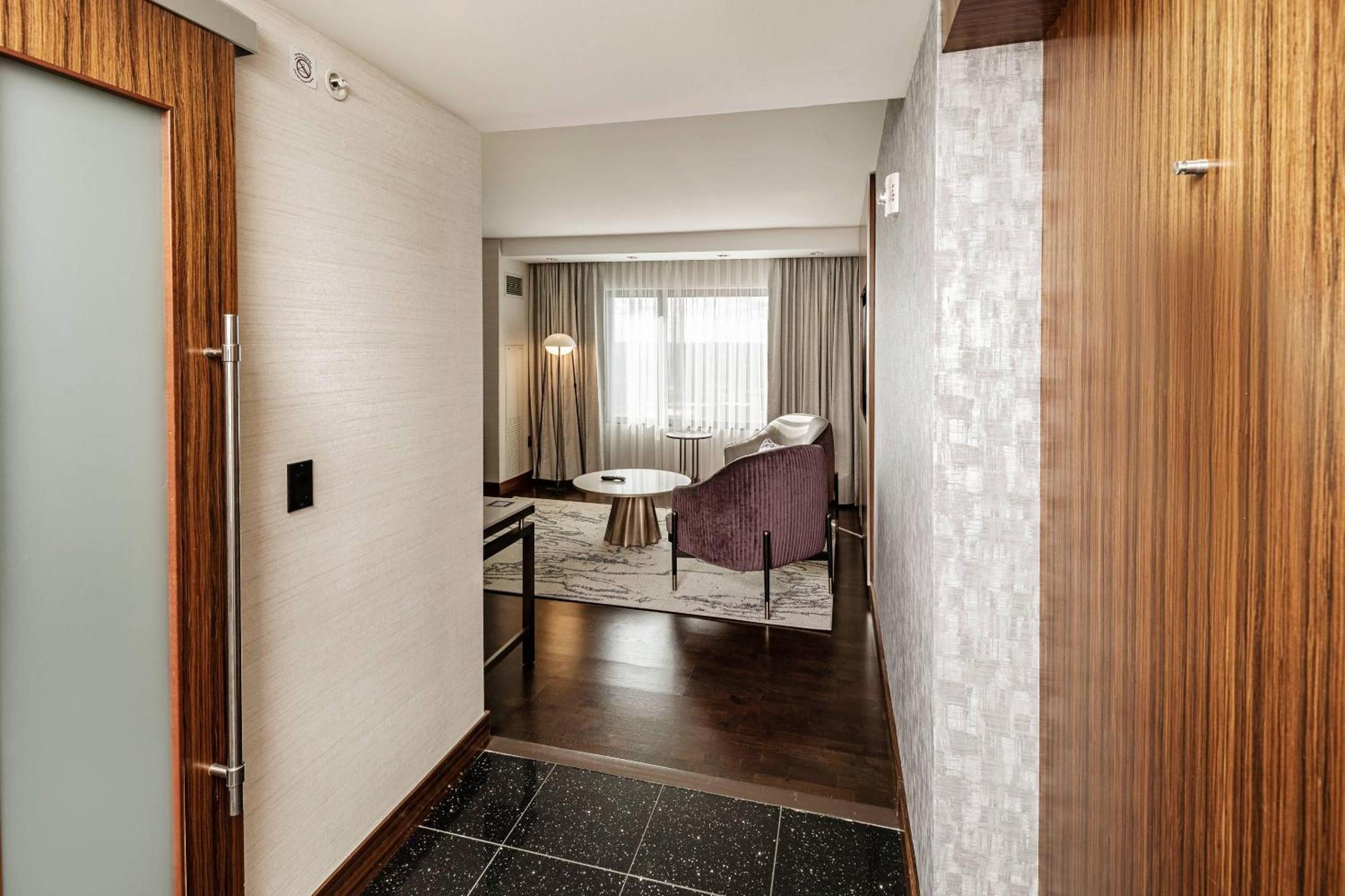 King Suite with Living Room - Non Smoking