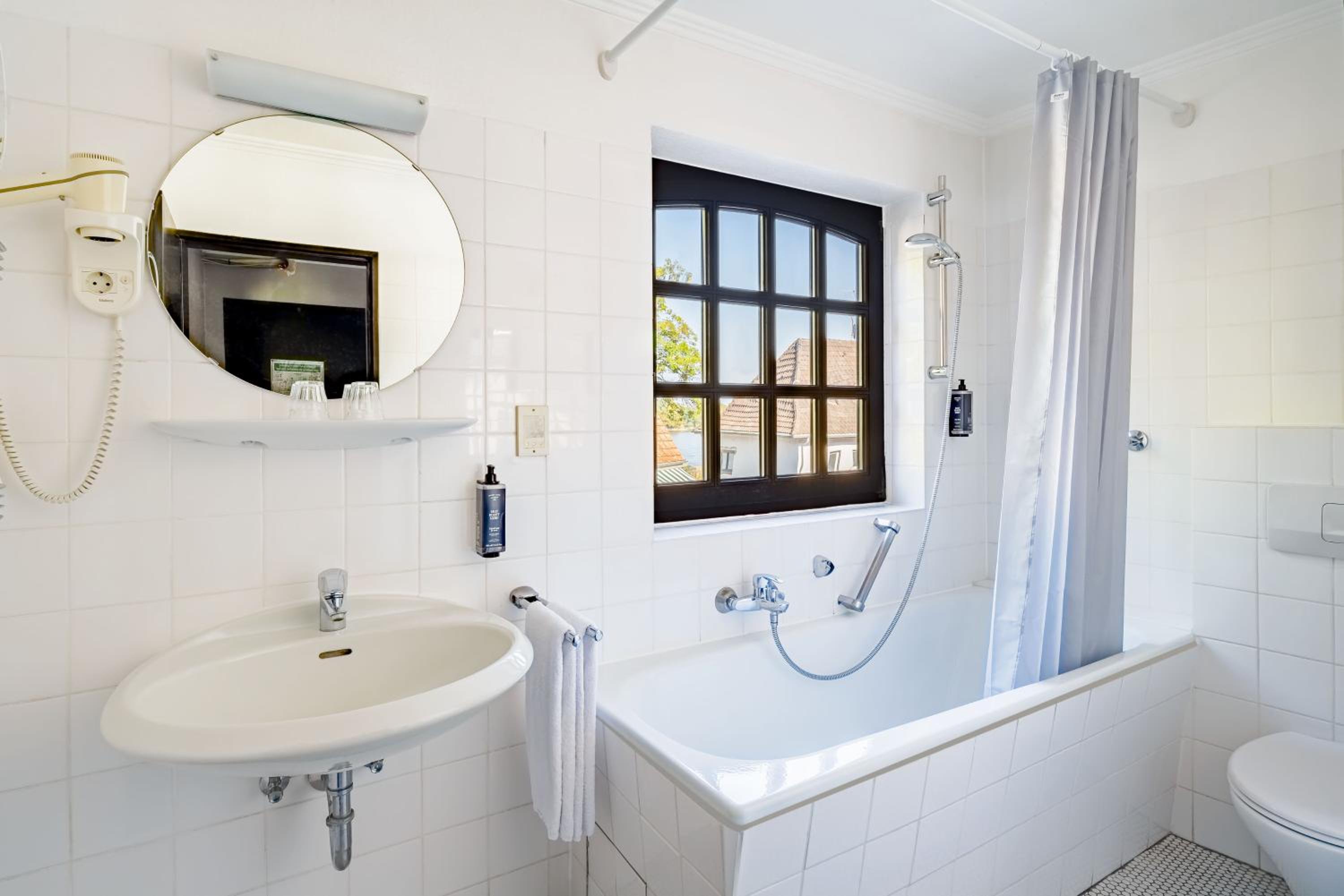 Standard Double Room - Photo 9
