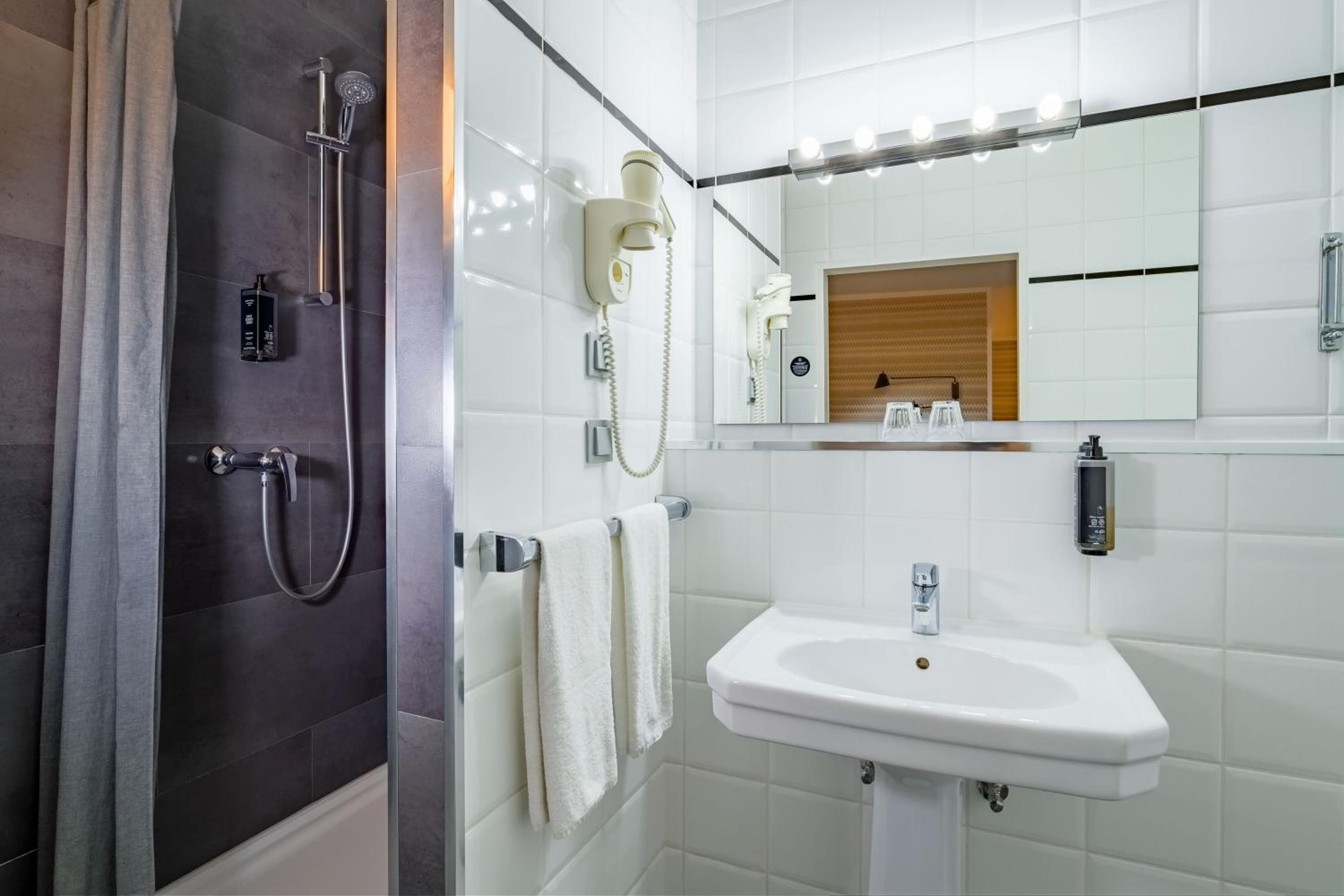Standard Double Room - Photo 3