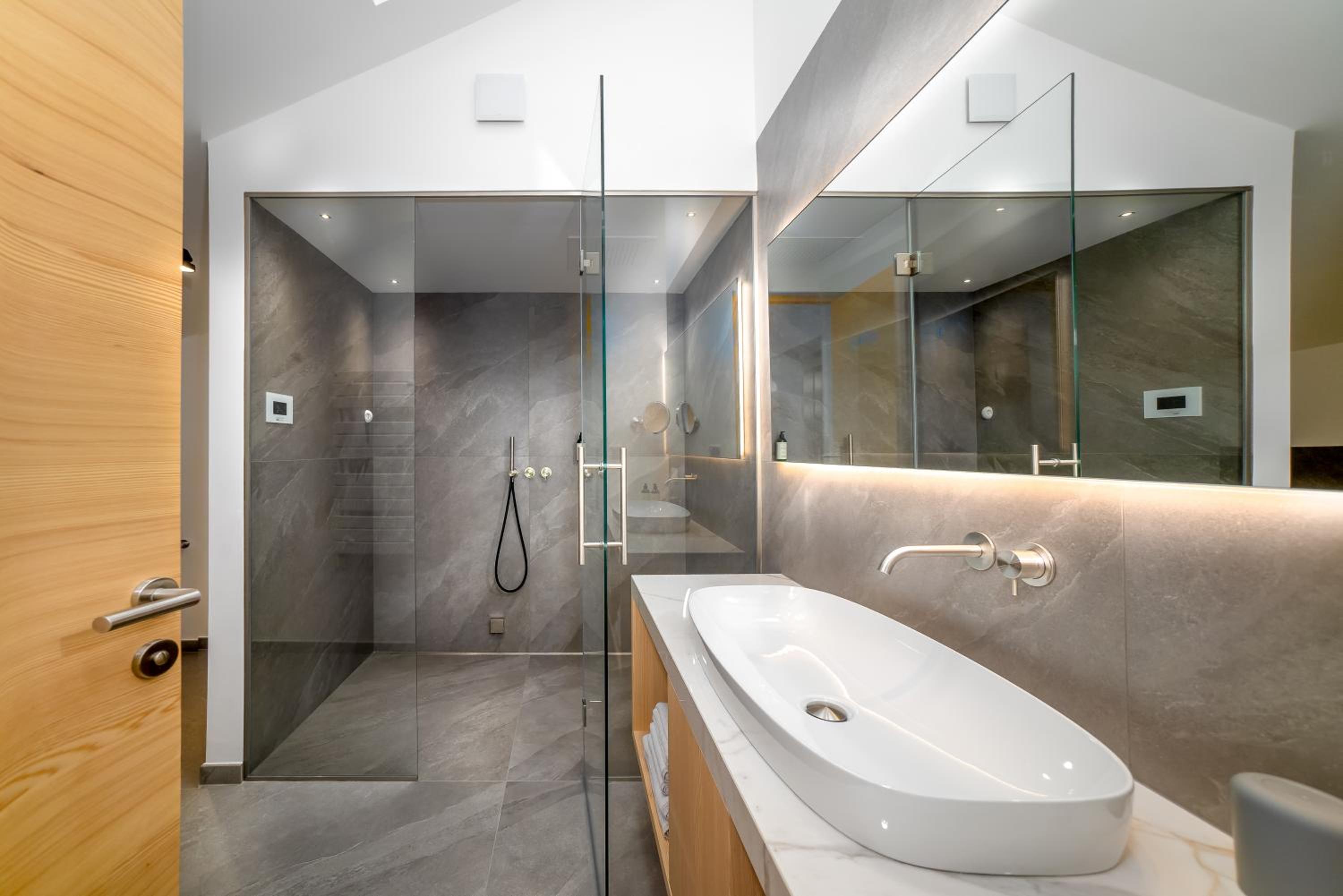 Two-Bedroom Deluxe Apartment with Balcony photo 2