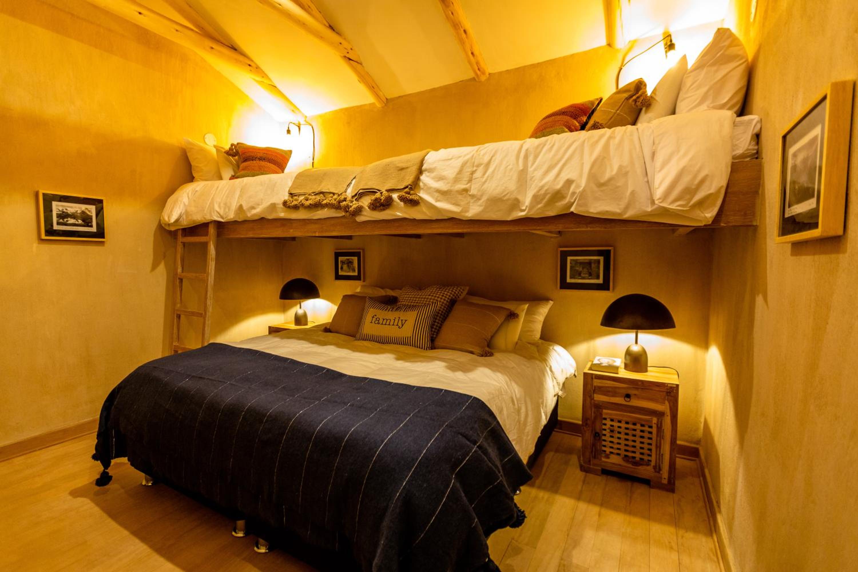 Five-Bedroom House photo 1