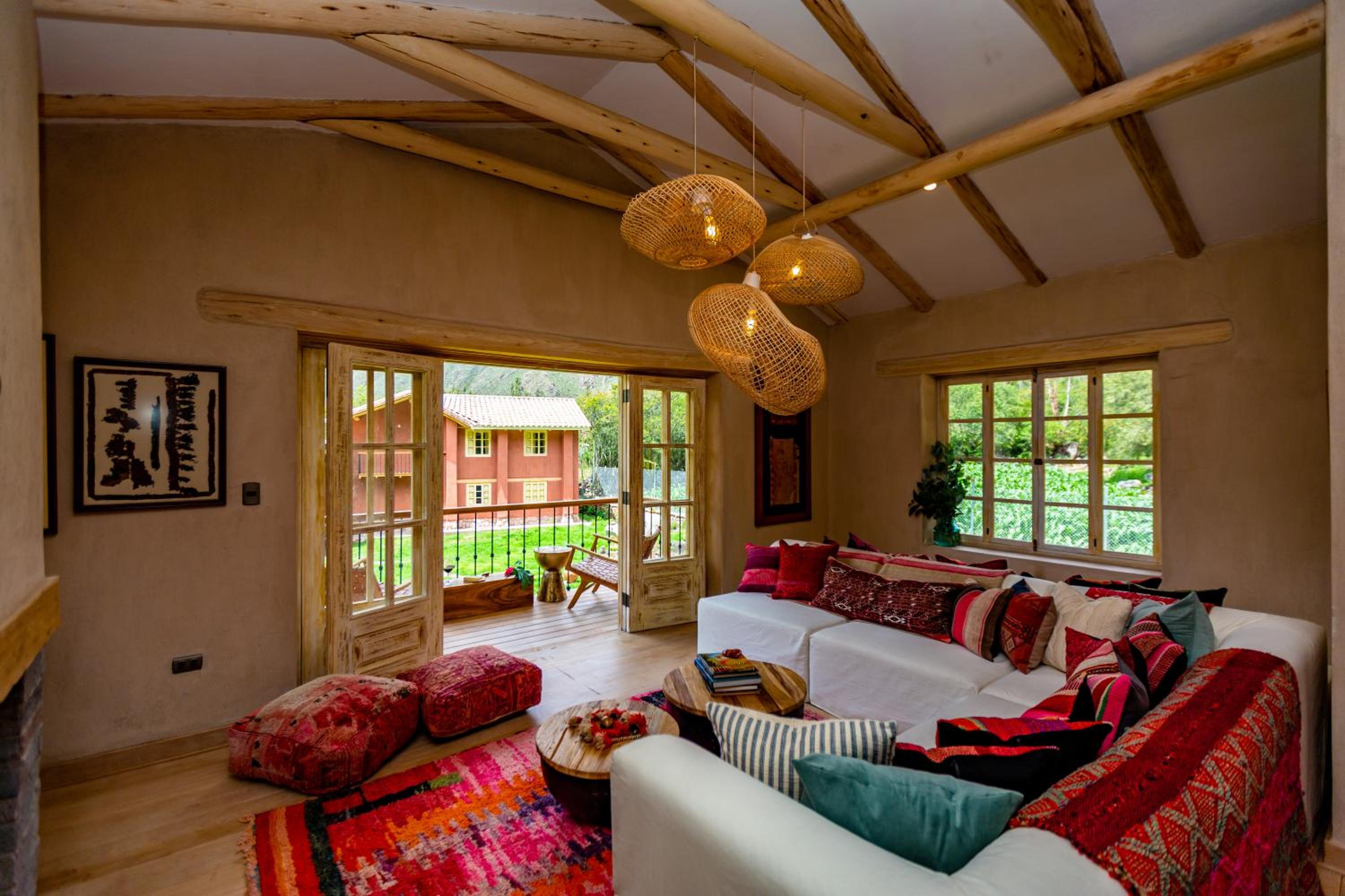 Five-Bedroom House photo 2