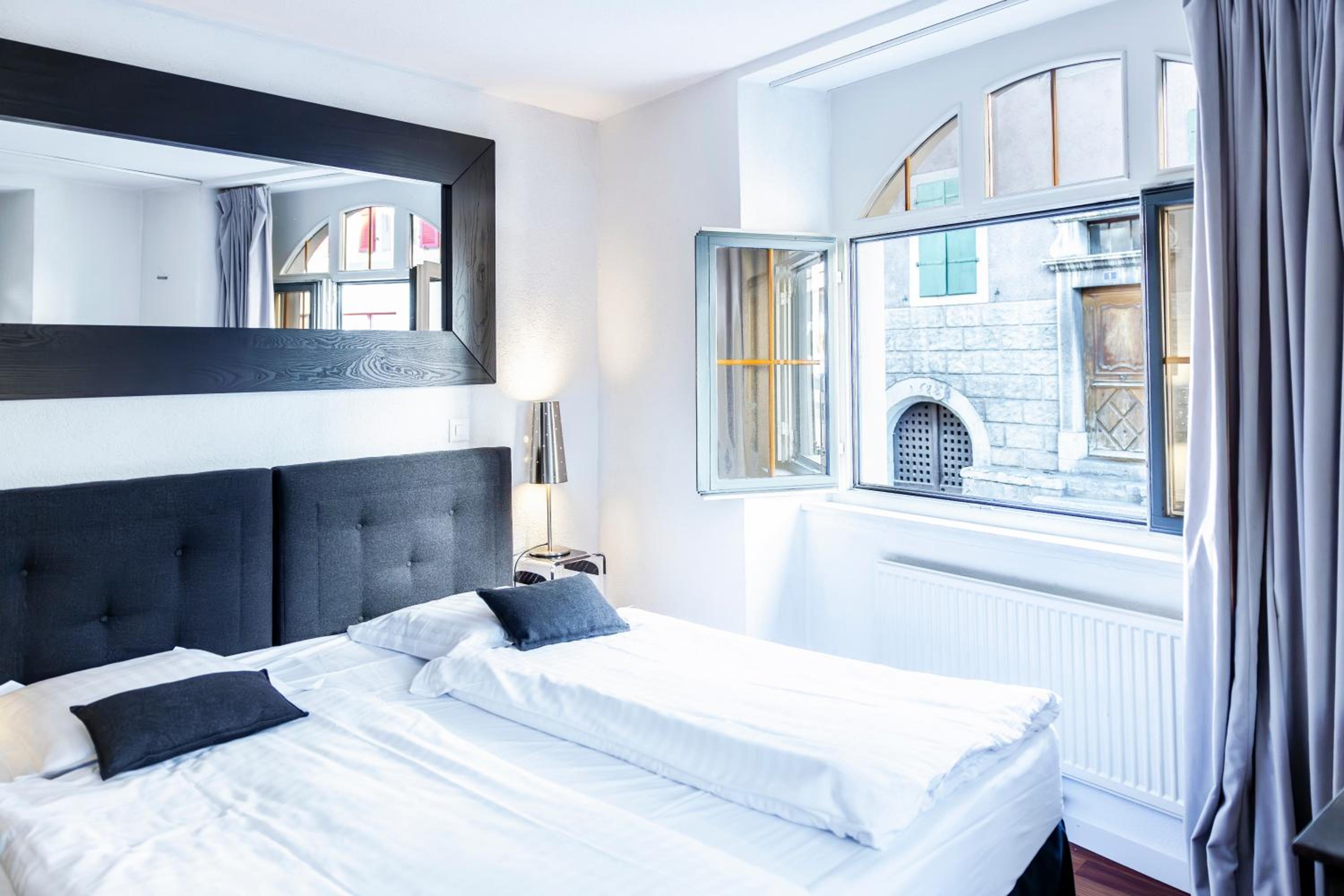 Budget Double Room - Street Side