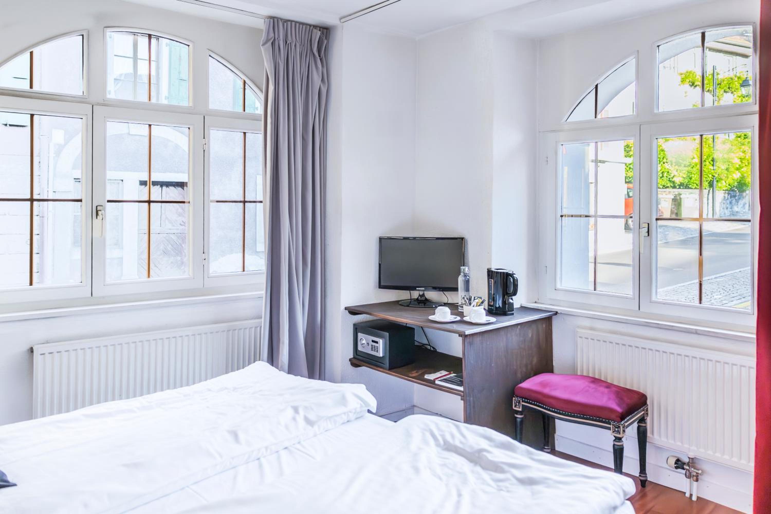 Budget Double Room - Street Side
