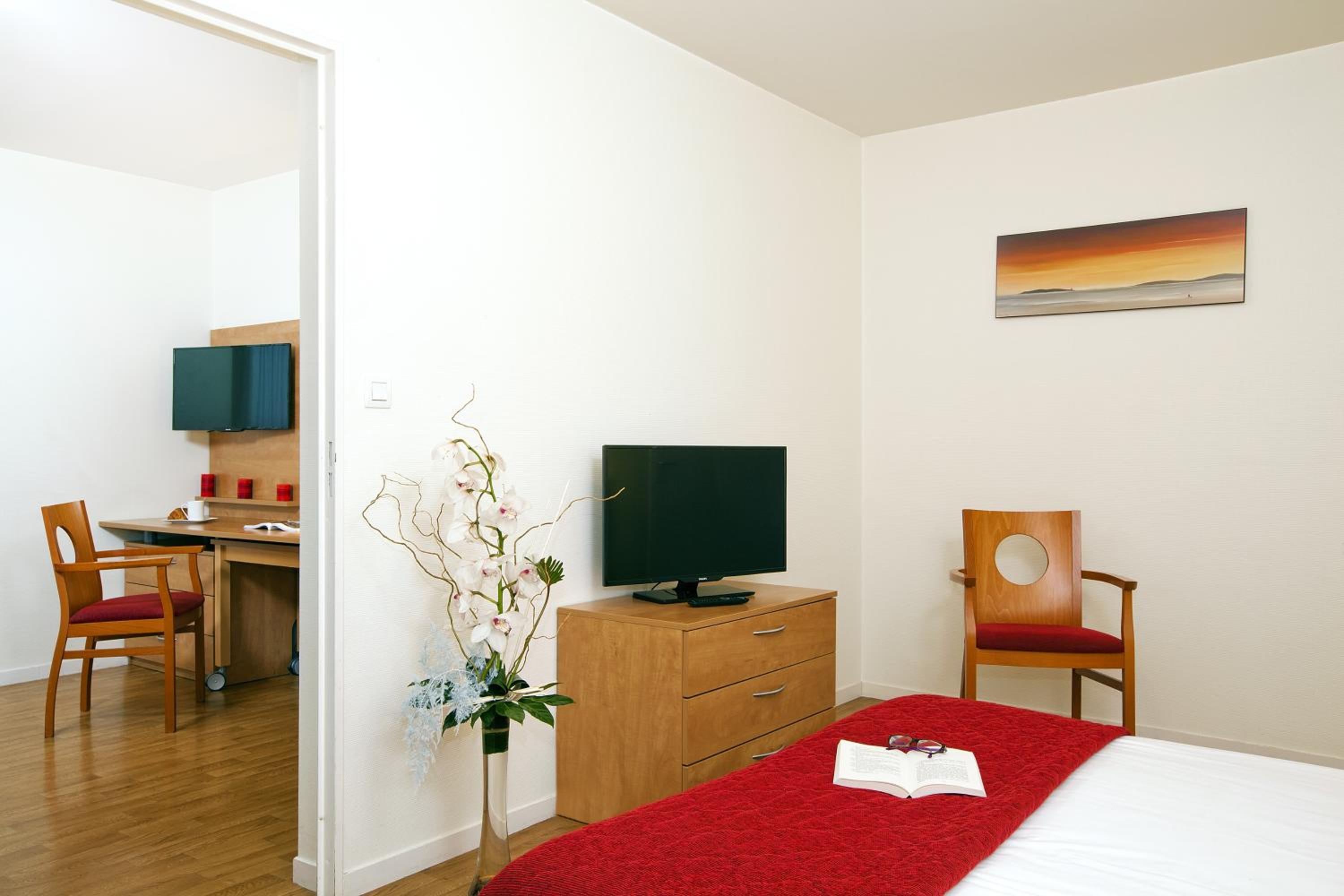 One-Bedroom Apartment photo 1