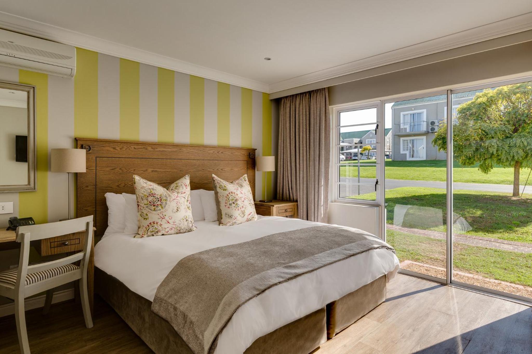 Deluxe Guest room, 1 King - Photo 4