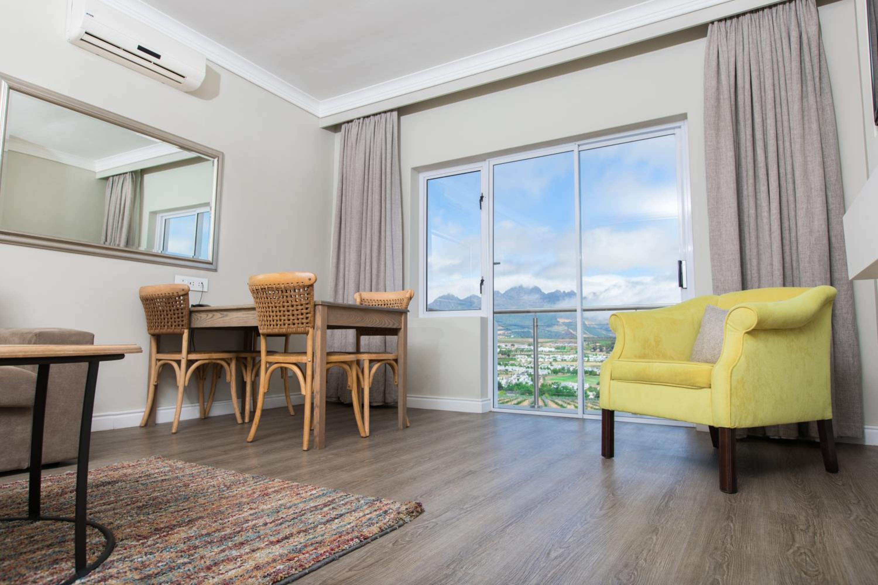 Deluxe Guest room, 1 King - Photo 1