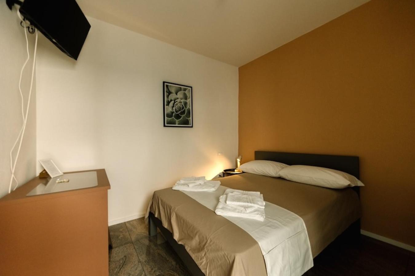 Double Room with Private External Bathroom photo 1