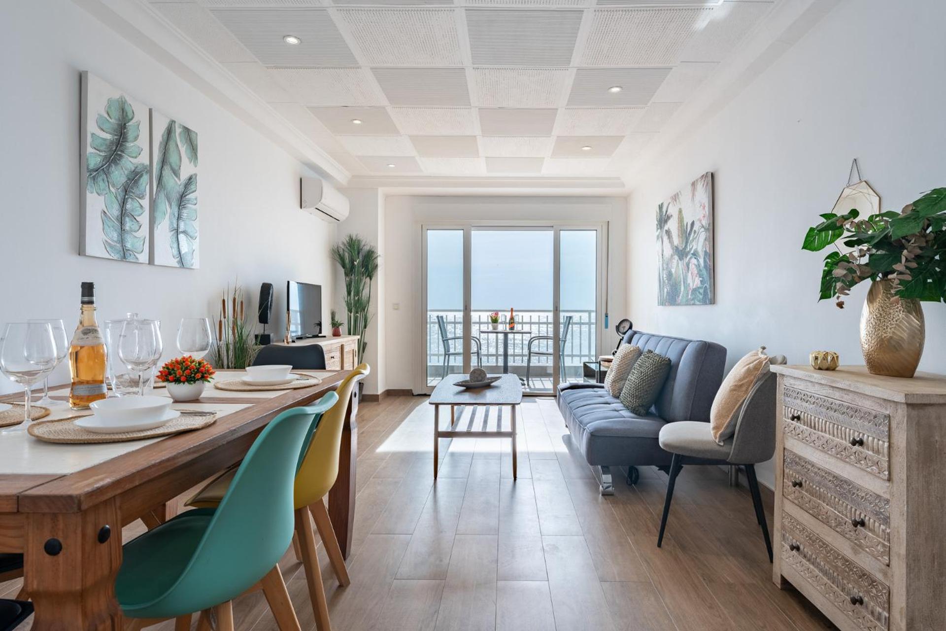 Apartamento de dos habitaciones con terraza y vista al mar