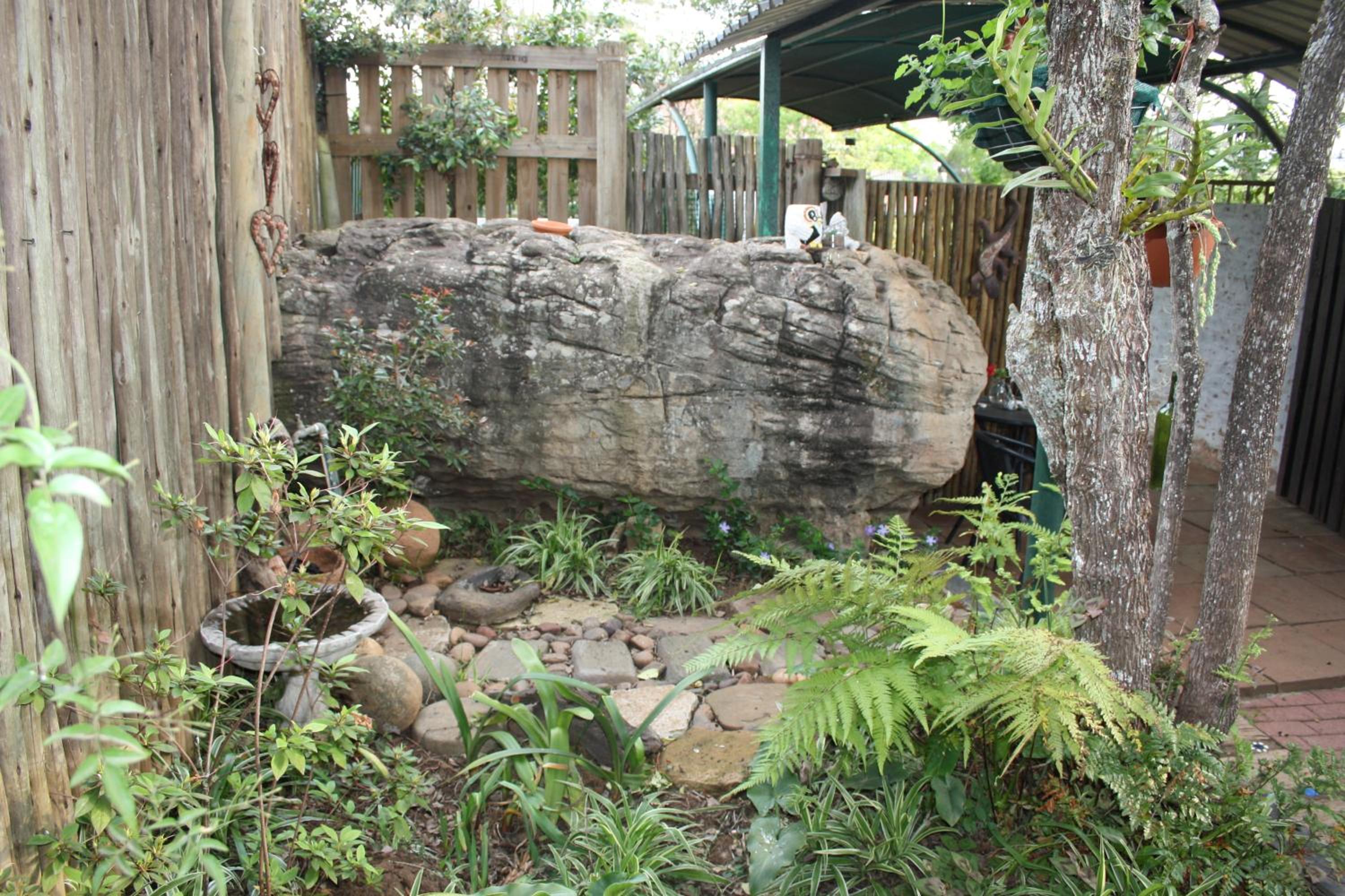 Standard Twin Room with Garden View - Photo 19