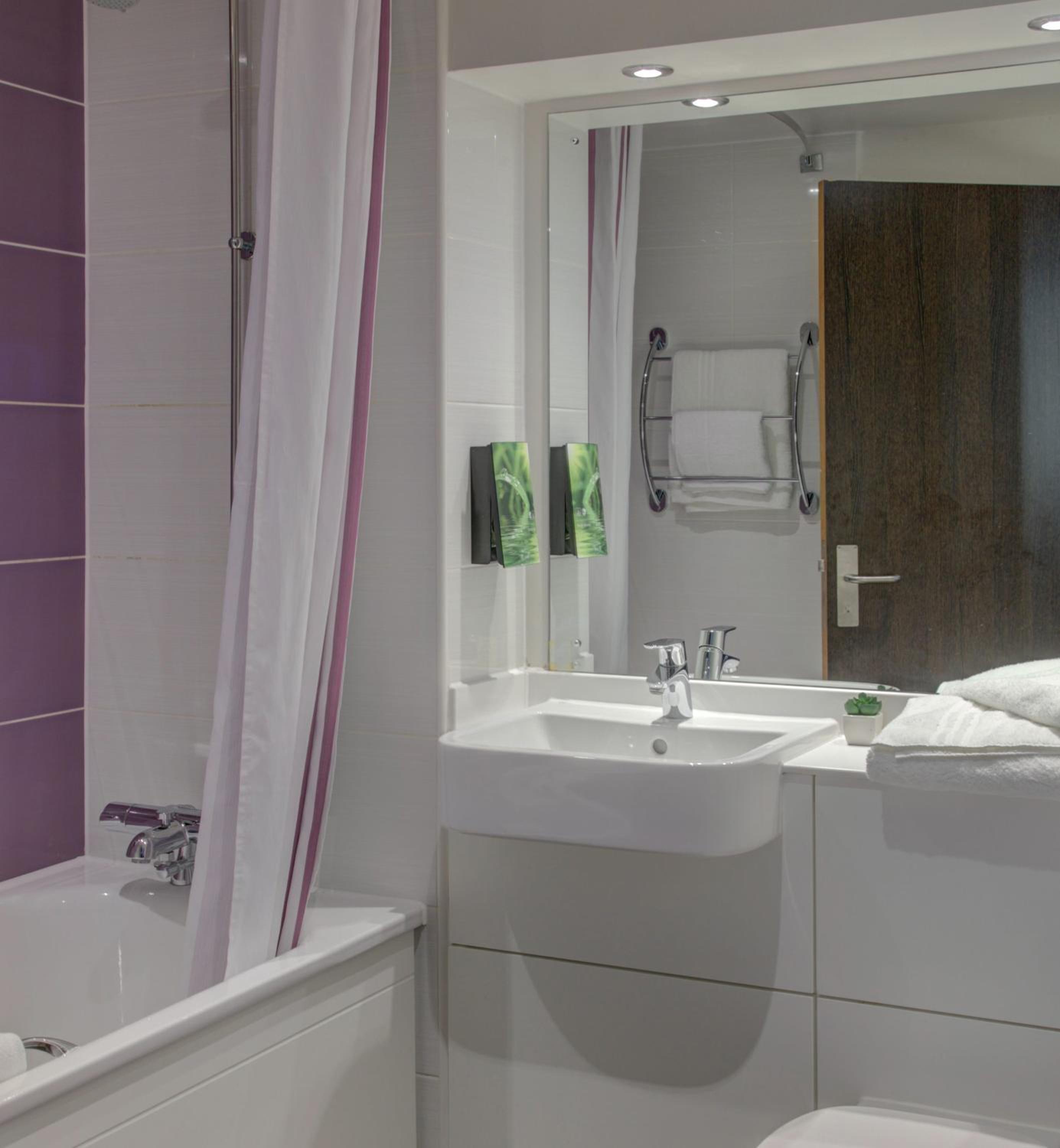 Double Room with Bath Tub - Disability Access/Non-Smoking  photo 3